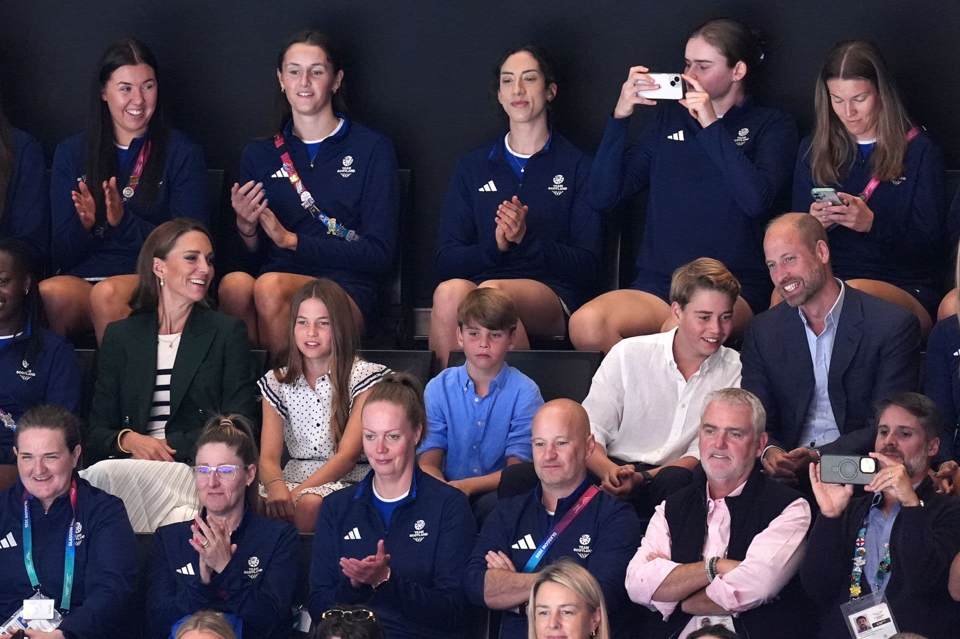 George, Charlotte e Louis fanno il loro debutto con la loro prima visita ufficiale in Scozia insieme ai genitori