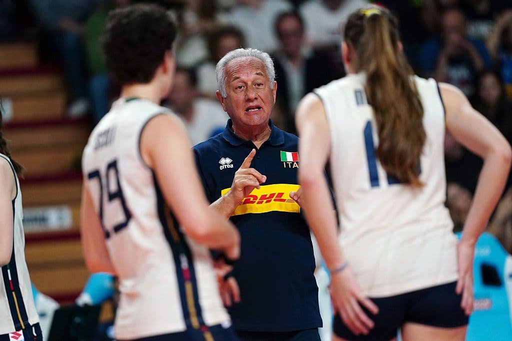 Julio Velasco regala  libri a ogni giocatrice della nazionale di pallavolo: «Allenare la mente è importante quanto allenare il corpo»