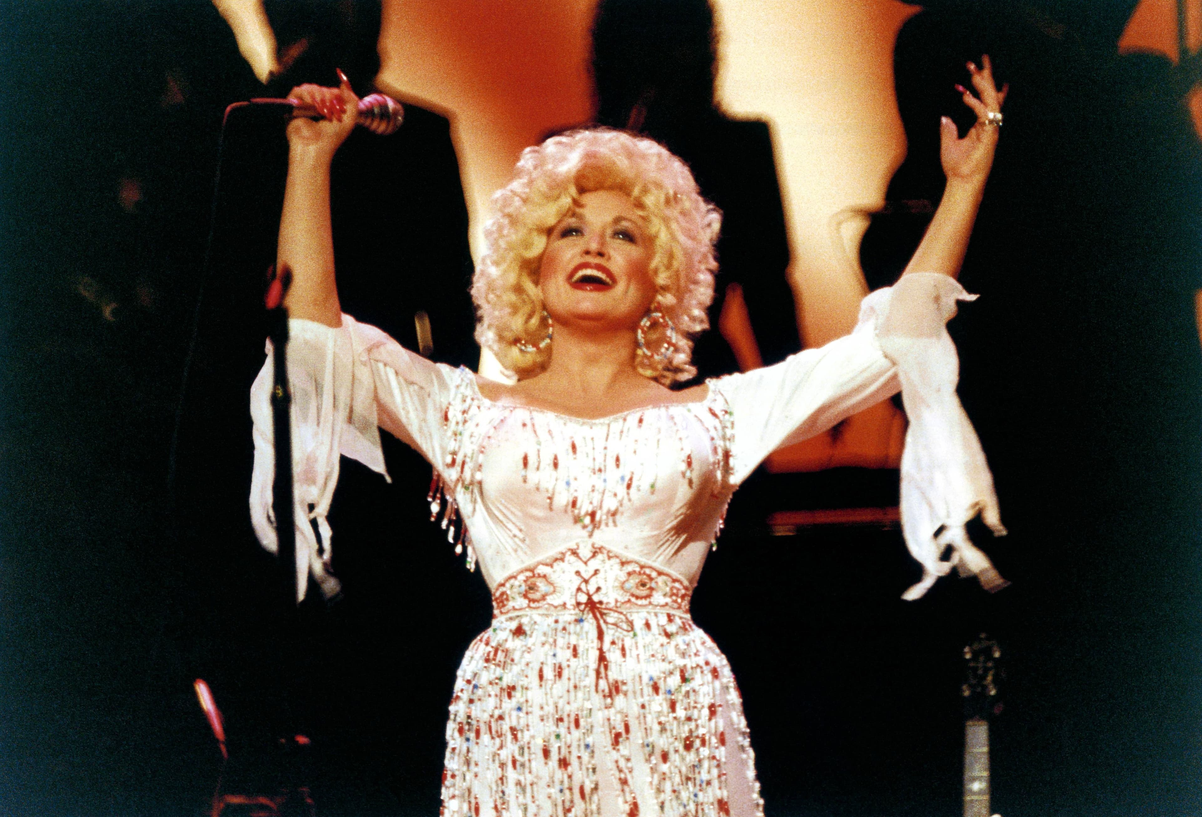 Dolly Parton e la storia del suo abito da sposa perduto e ritrovato dopo quasi 60 anni. Nel baule del marito