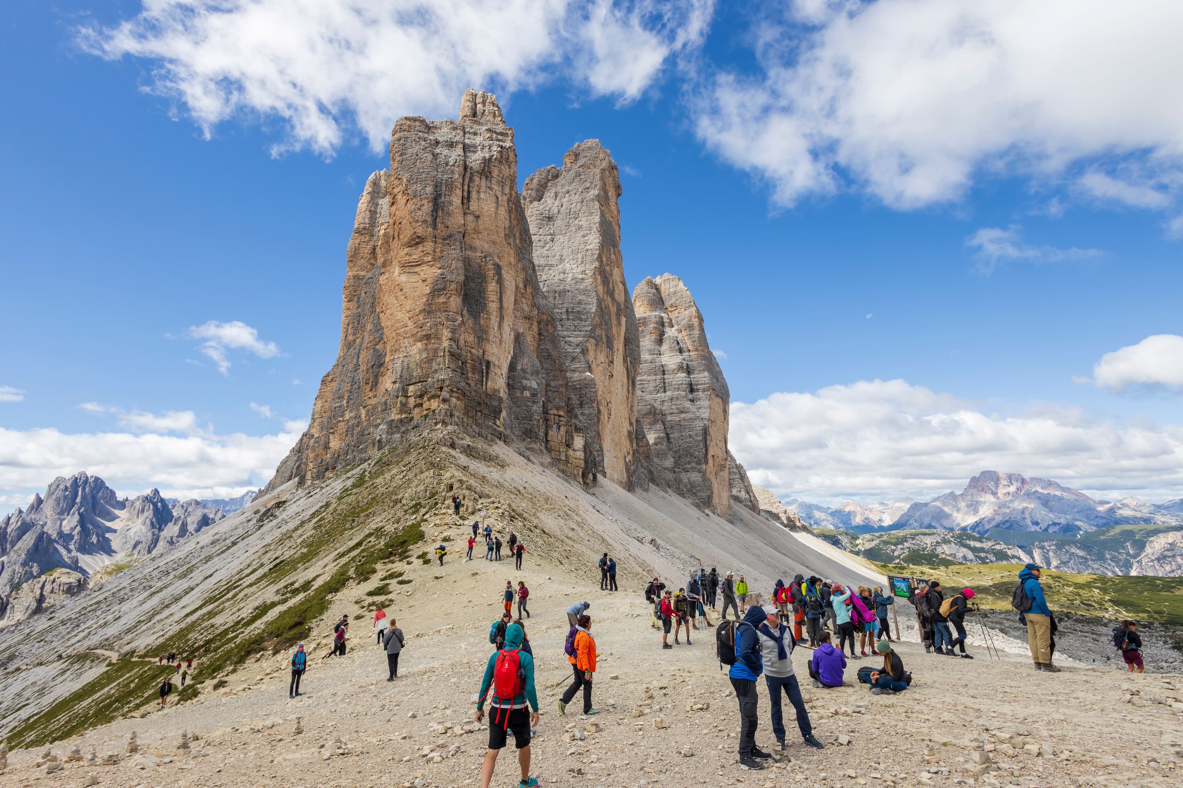 La coda interminabile alla navetta per le Tre Cime, l'assessore: «Con i social tutti vogliono fotografarle. Ma chi si stupisce dimentica che siamo in alta stagione e i nostri sono luoghi turistici, non viviamo di pietre»