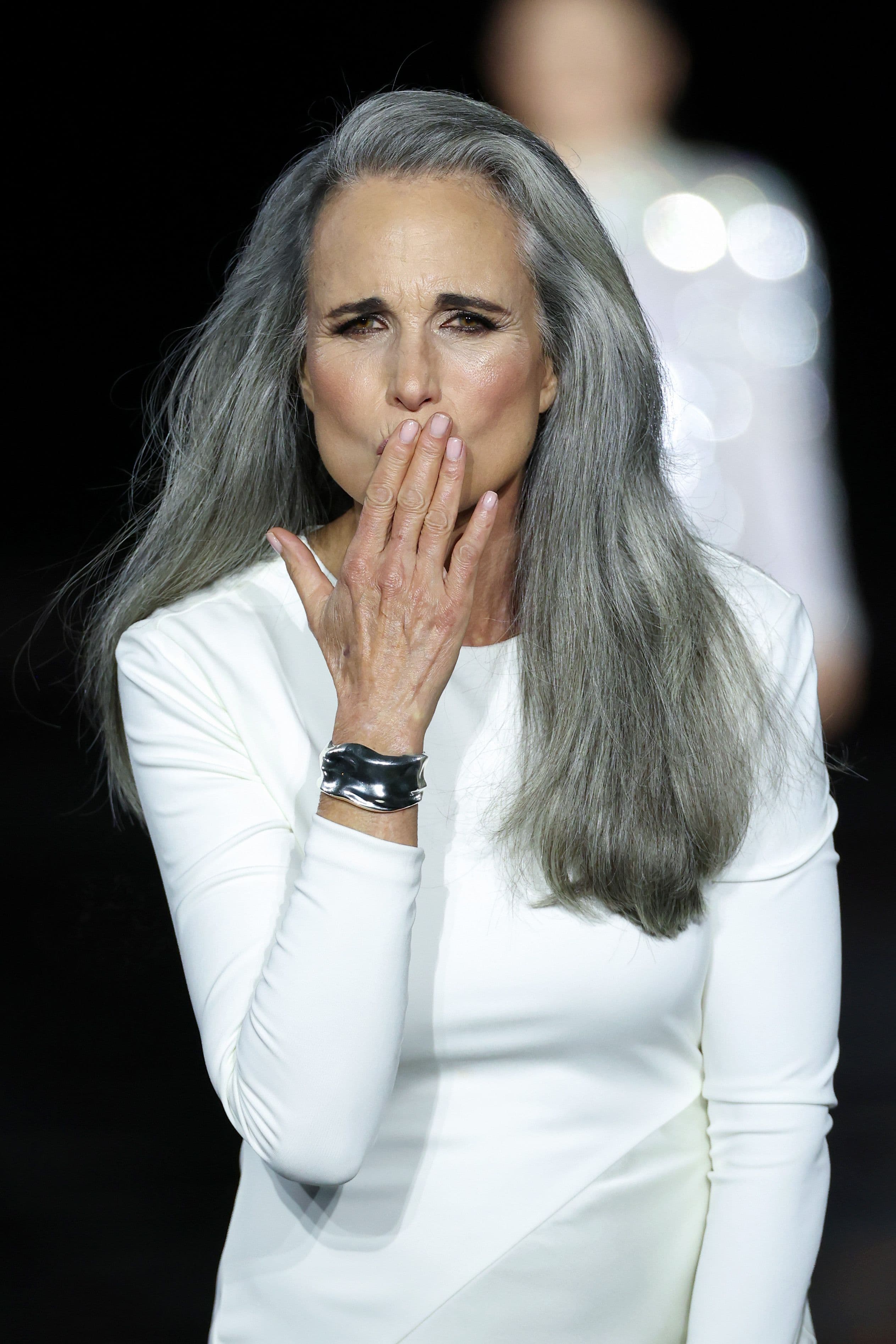Andie MacDowell: «Non mi piace che sia tornata la tendenza dei corpi skinny. Penso che essere super forti sia bellissimo»