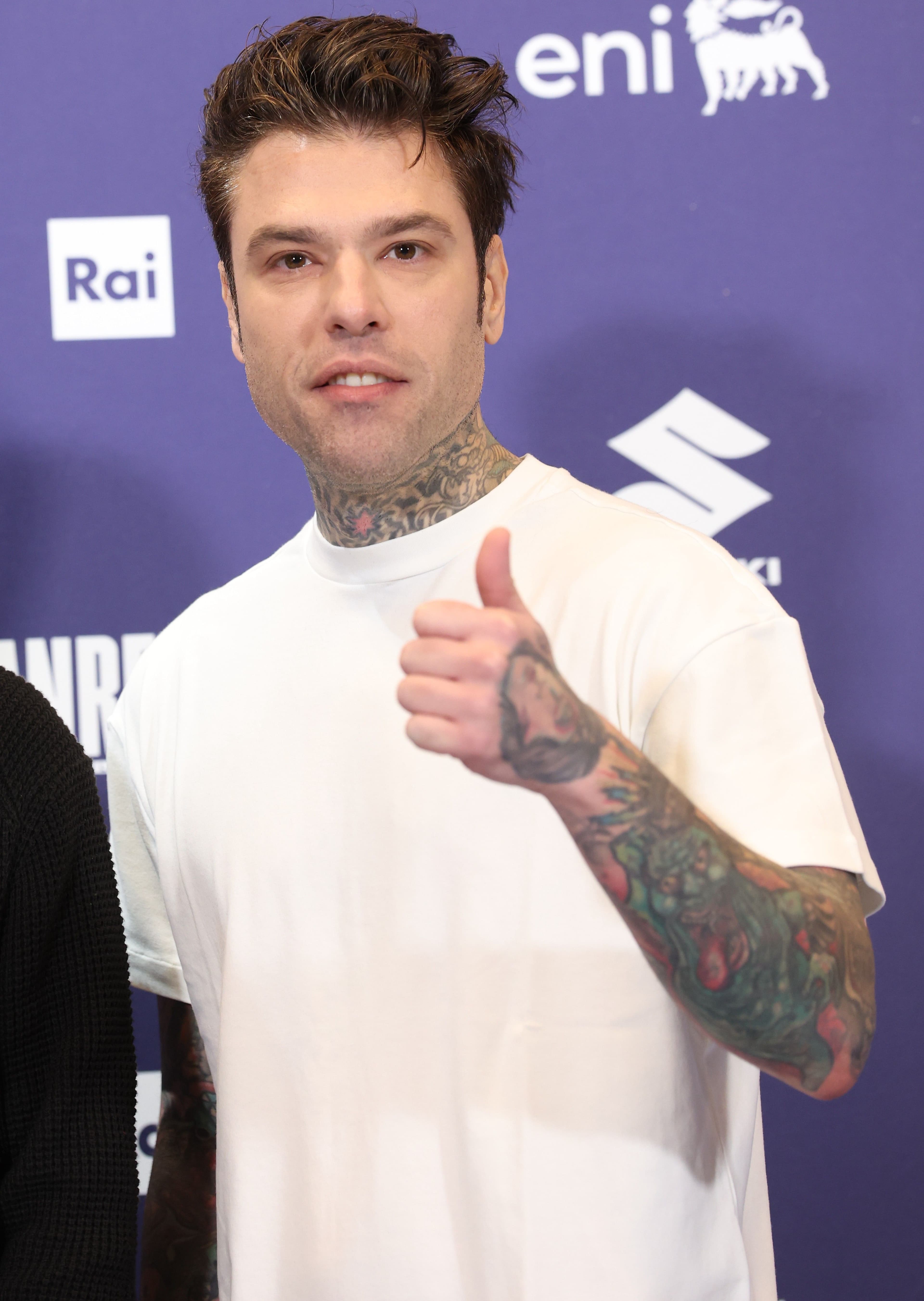 Fedez, la prima foto di famiglia con Giulia Honegger e il piccolo Edoardo (ma in braccio c'è il cane)