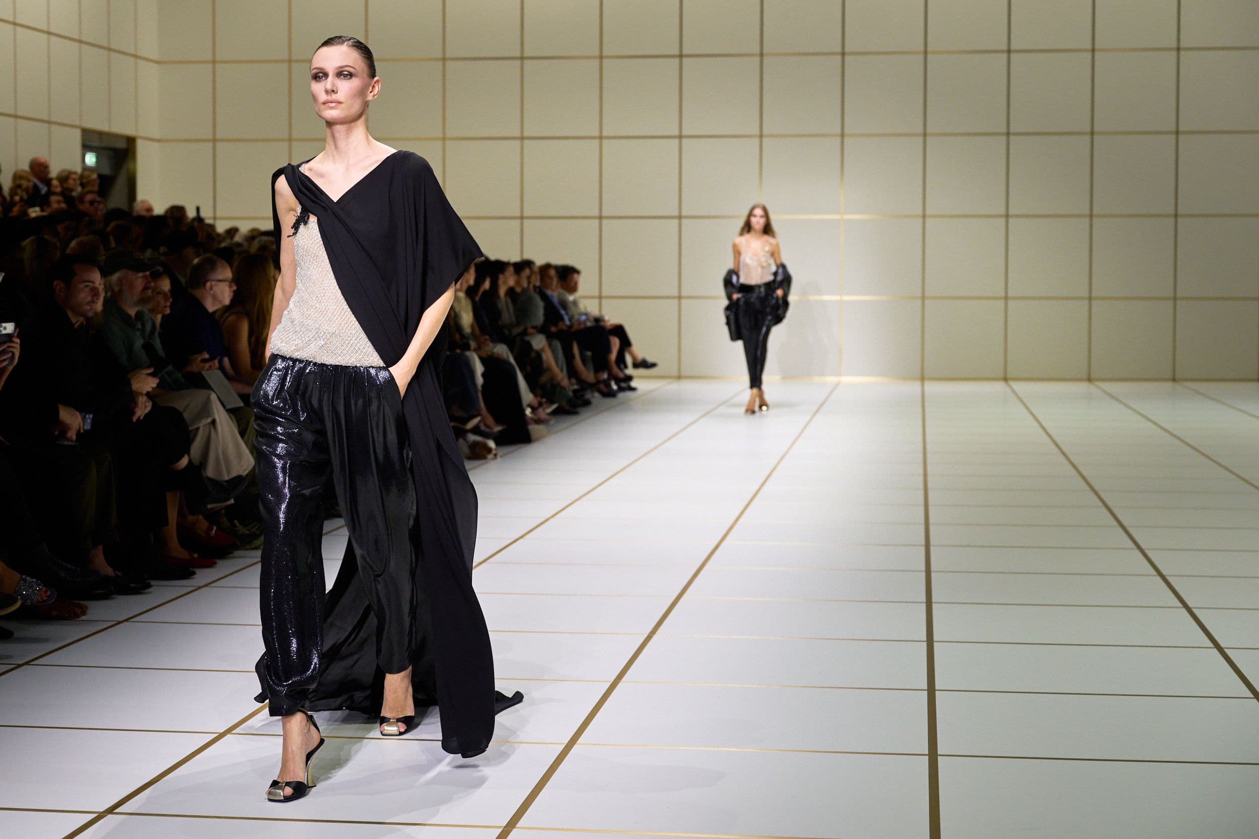 Giorgio Armani Primavera-Estate 2027: una crisalide che cambia forma, ma non identità