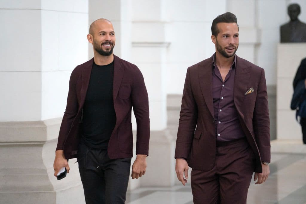 Andrew e Tristan Tate: i due fratelli influencer «re della mascolinità tossica» arrestati a Miami con l'accusa di stupro e traffico sessuale