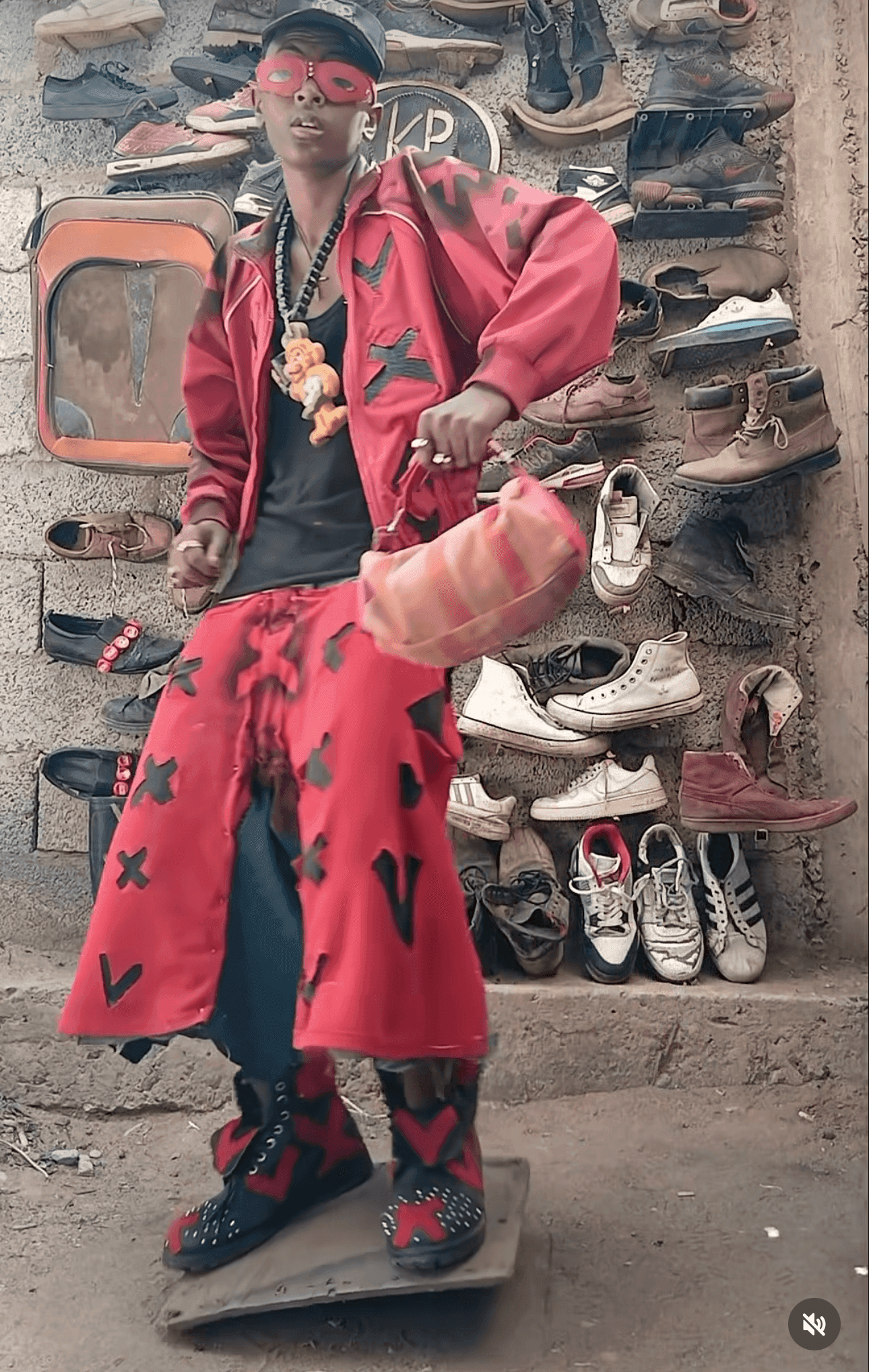 Chi è Kalu Putik: il creator etiope da 7 milioni di follower che veste come Balenciaga usando - letteralmente - i rifiuti