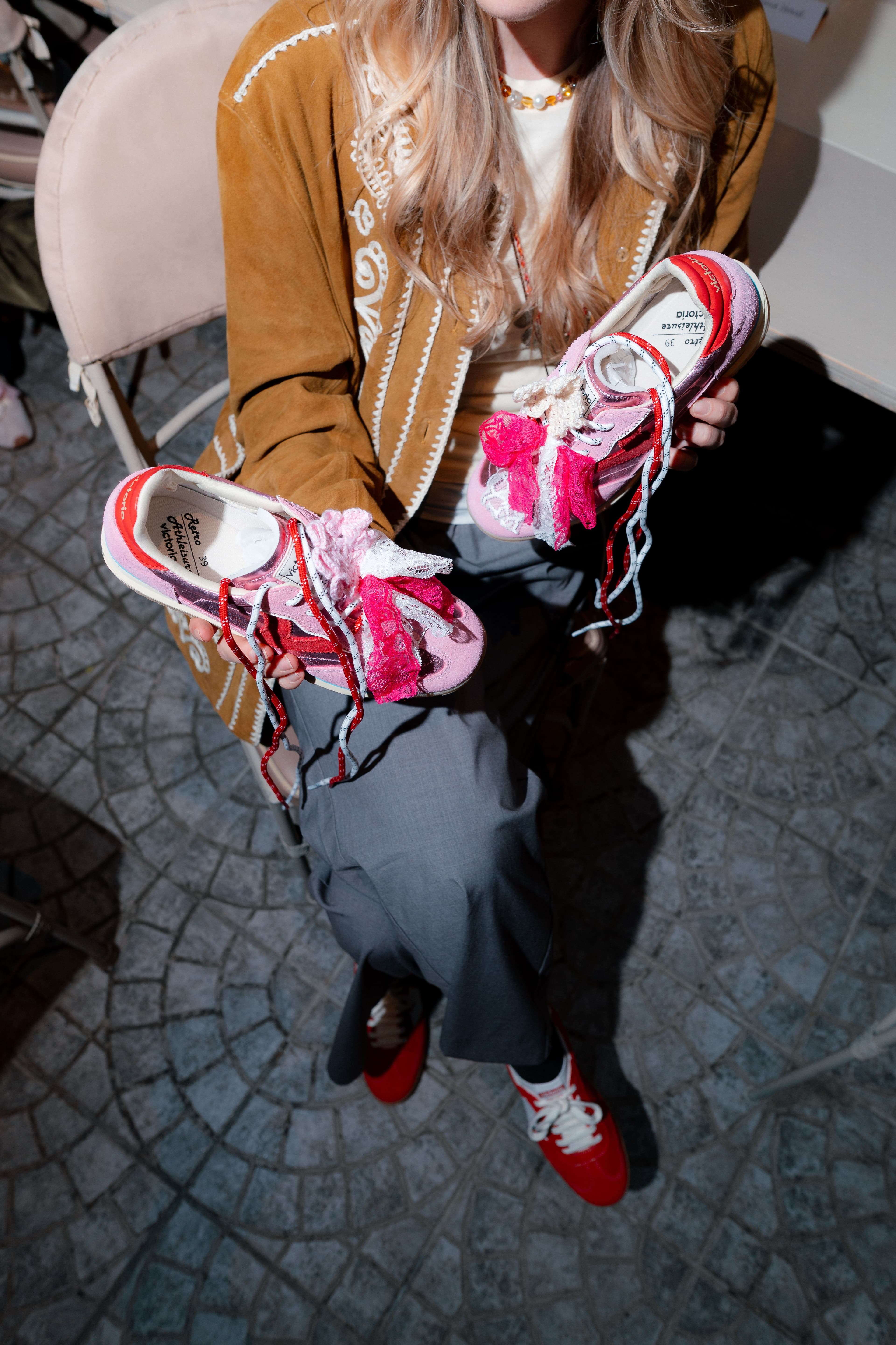 Charm, fiocchi, pietre, borchie e medagliette: dopo le borse, tocca alle scarpe
