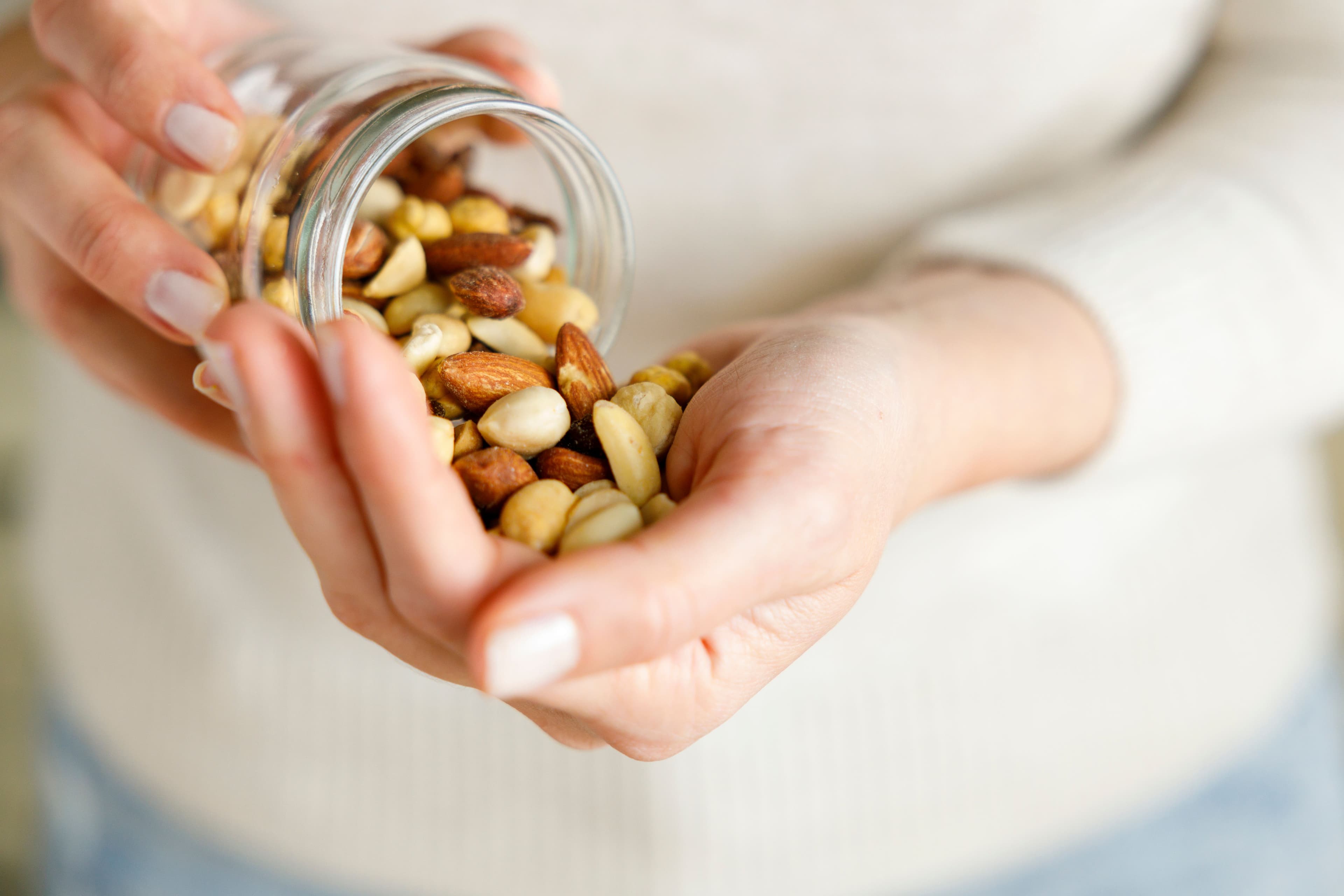 Frutta secca oleosa, il ritorno della manciata. La specialista: «La domanda non dovrebbe essere soltanto “quante calorie contiene?”, ma anche “che cosa mi sta dando in cambio?"»