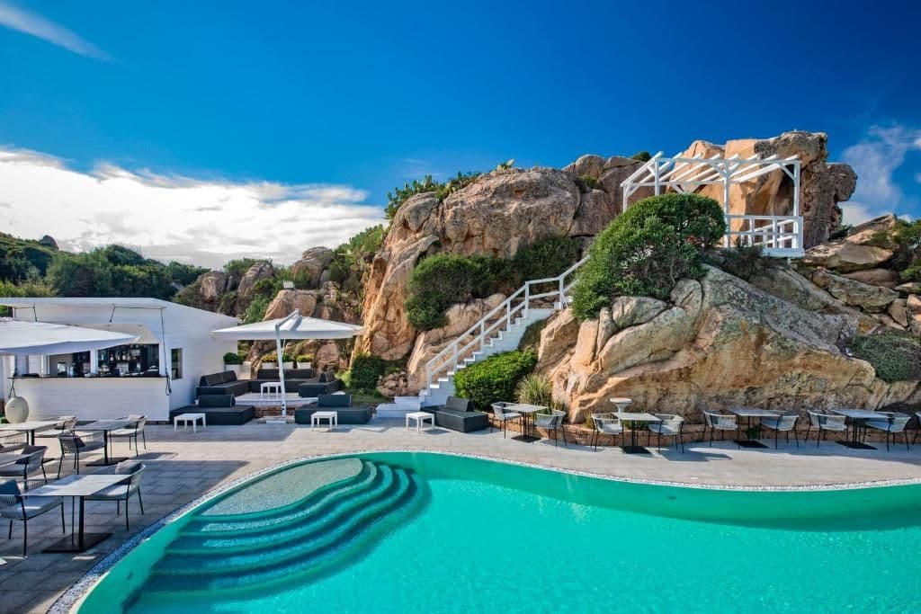 Com'è e quanto costa (non quanto ci aspettavamo) l'albergo dove ha dormito la premier Meloni in Sardegna