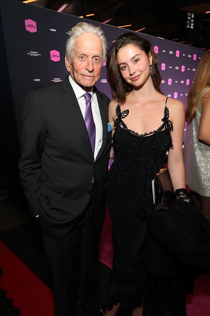 Michael Douglas a Maiorca con la figlia Carys, che ricorda sempre di più Catherine Zeta-Jones
