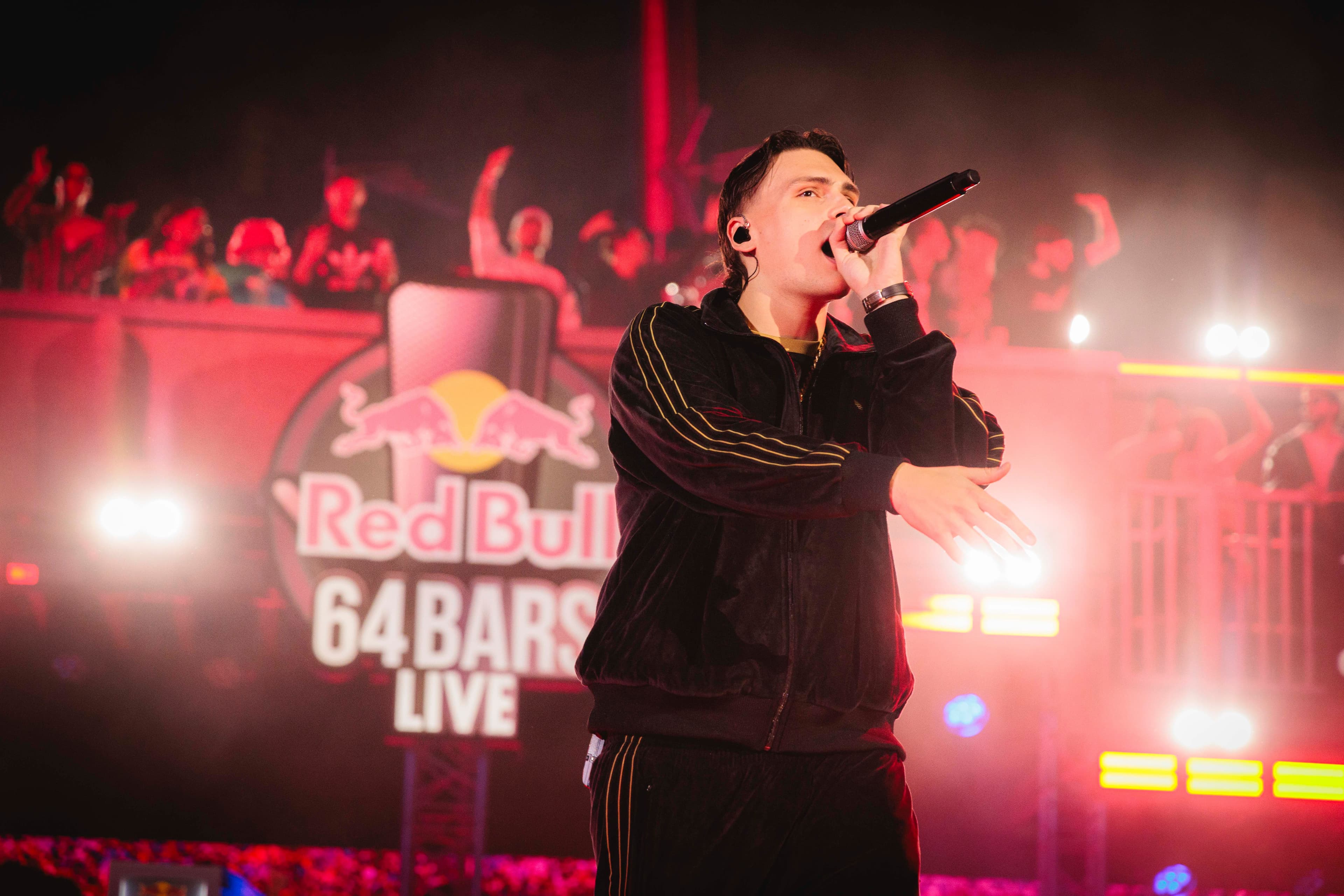Con Kid Yugi e Sayf tra palazzi, garage e un pianoforte sospeso dal balcone: Red Bull 64 Bars Live, a Taranto, ha riportato (davvero) il rap nella pancia del quartiere