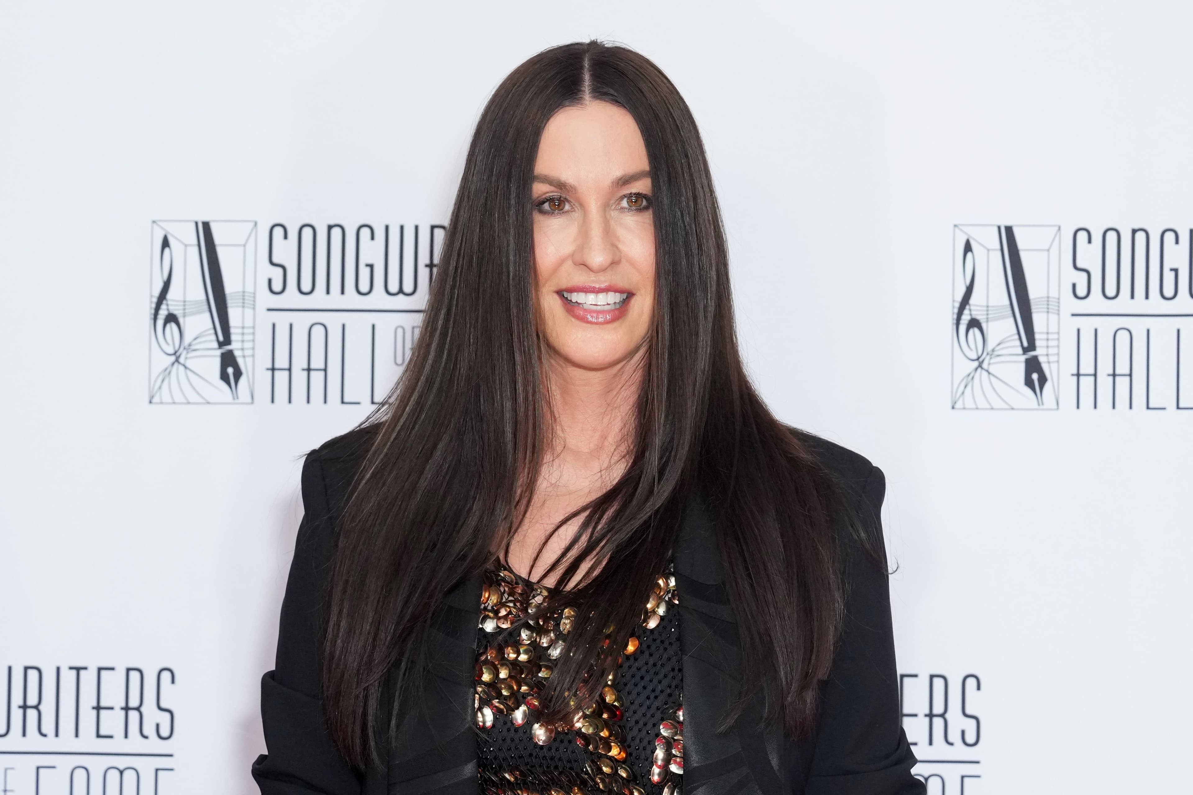 Alanis Morissette: «Per anni mi sono annullata come persona e sono diventata il target perfetto per uomini narcisisti. Davo loro nutrimento e io nemmeno esistevo». Il commento della psicologa: «Anche l’empatia necessita di confini»