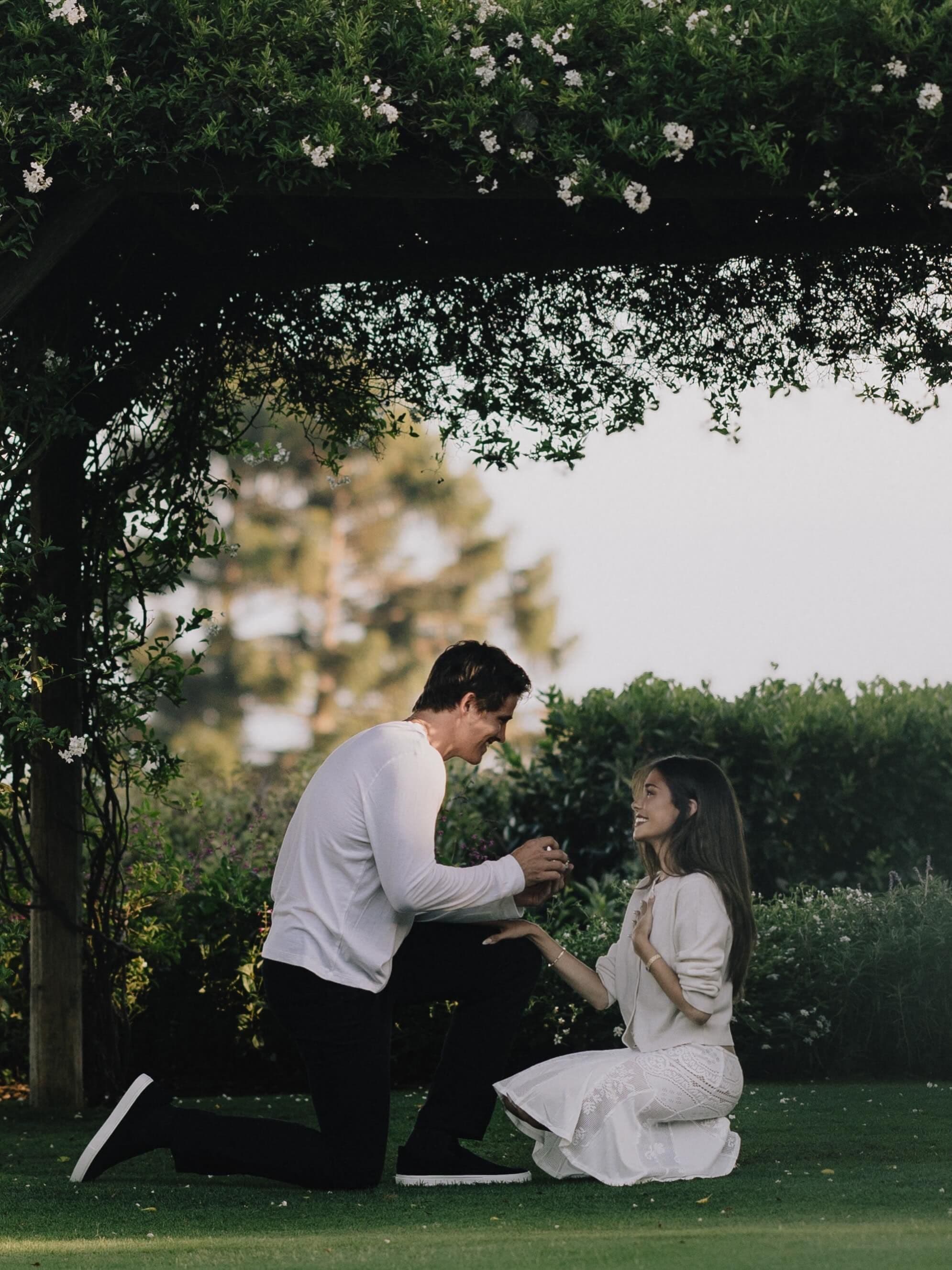 Madison Beer condivide gli scatti romantici della proposta di matrimonio: si sposerà con Justin Herbert
