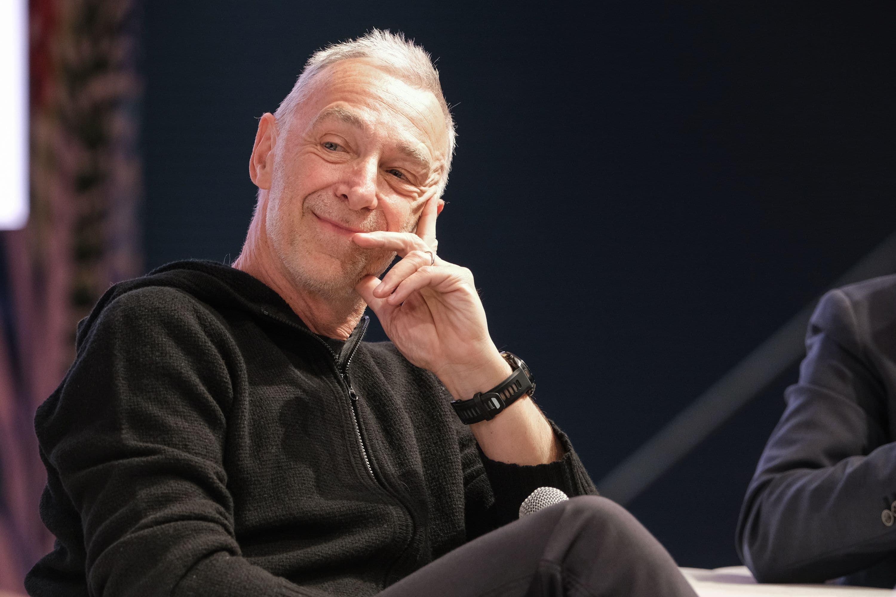 Linus e l’epitelioma: «Nei prossimi giorni mi vedrete così» e mostra la medicazione post-intervento. Che cos’è e quali sono le cause di questo tumore della pelle