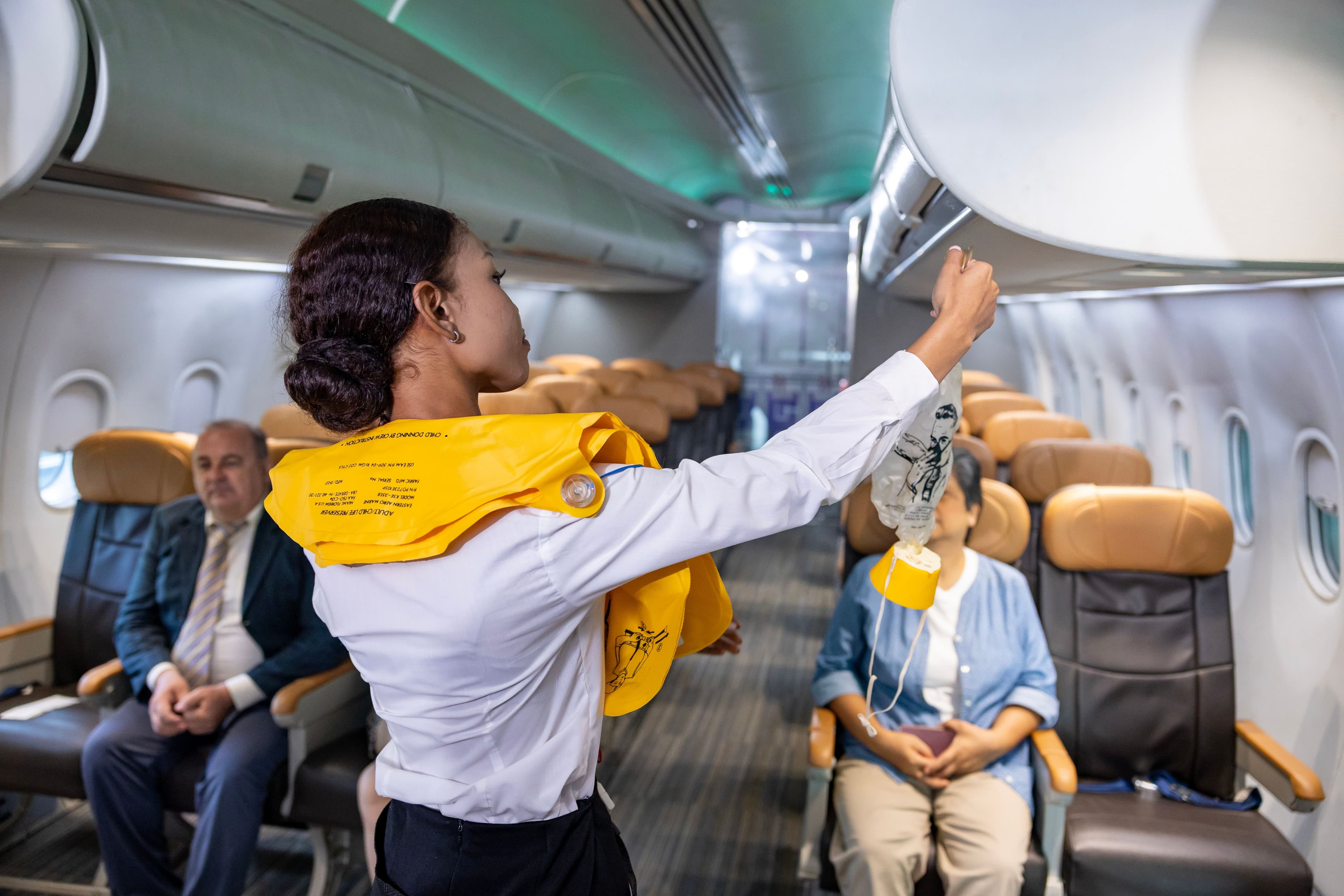 Il racconto della moglie del passeggero quasi risucchiato fuori dall'aereo: «Metà del suo corpo era fuori dal velivolo. Ho afferrato le sue gambe: se moriamo, moriamo insieme»