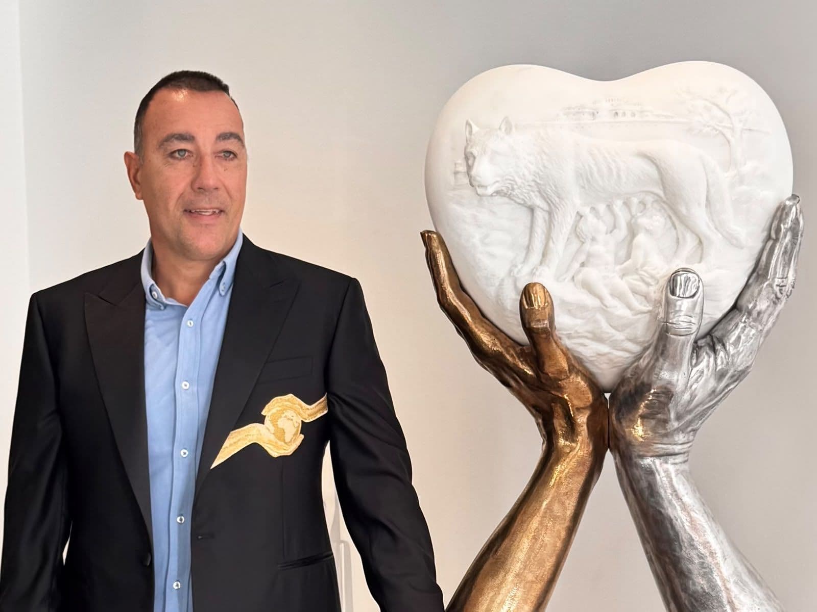 Lorenzo Quinn: «Lavoro sull'amore e l'empatia». Il segreto nascosto nelle sue mani, il ricordo di papà Anthony e il sogno di lasciare un’opera speciale a Roma