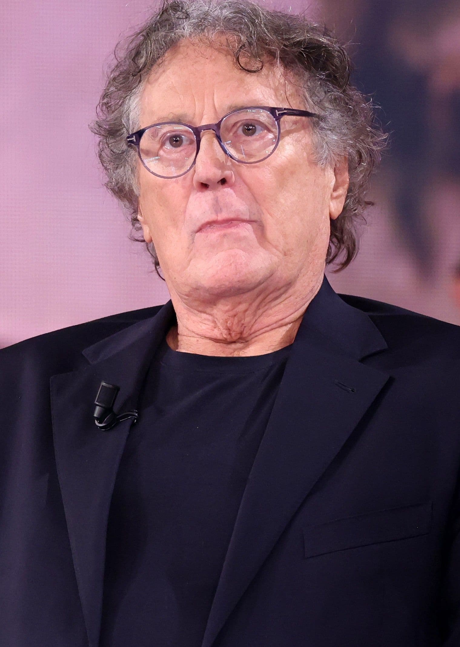 Enzo Iacchetti: «Sono comunista e Berlinguer resta il mio ideale. Vannacci? Lo vorrei nei campi a un euro l’ora»