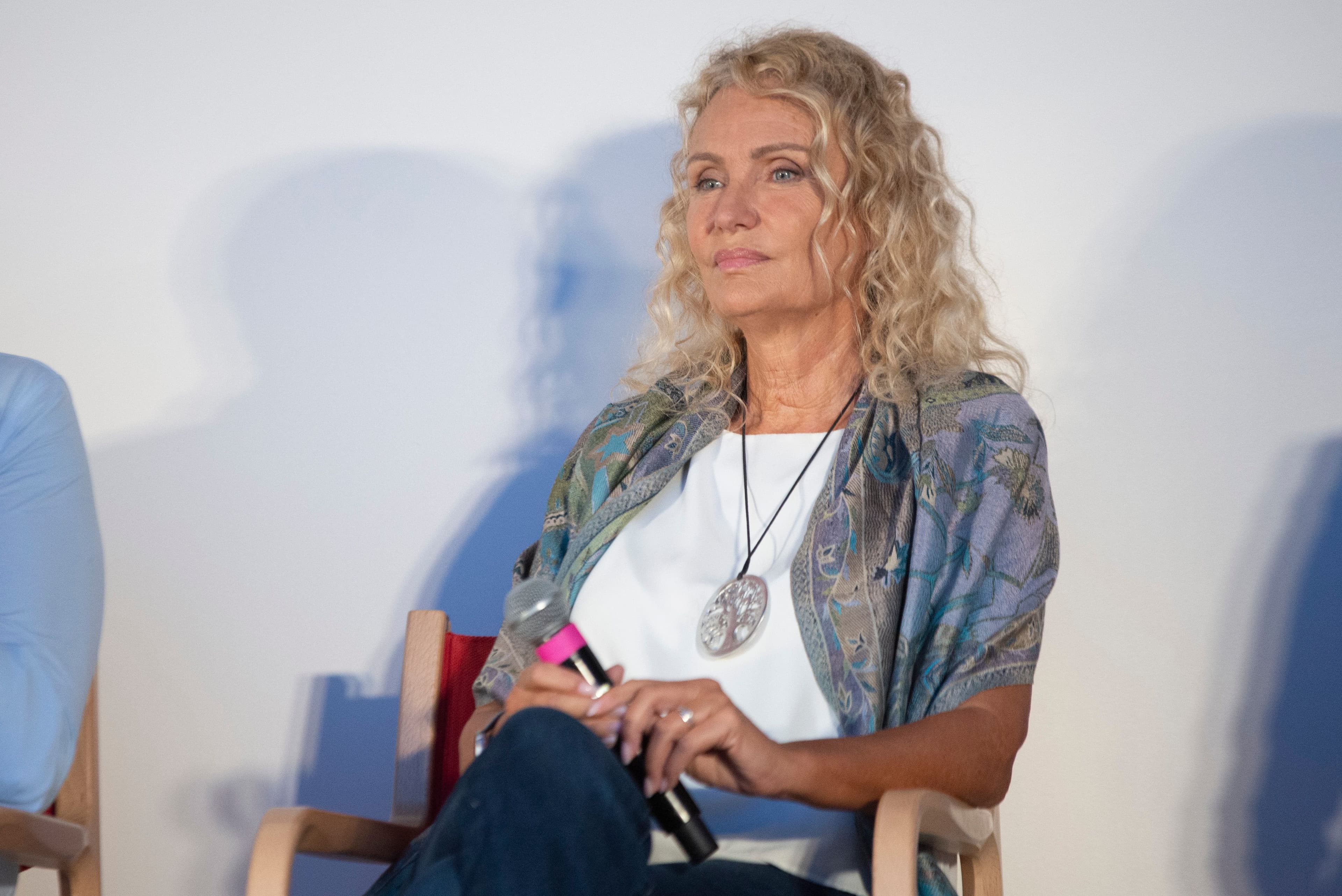 Licia Colò risponde agli insulti sull'età: «Ho 64 anni e sono felice. Da quando gli anni sono un'offesa?»