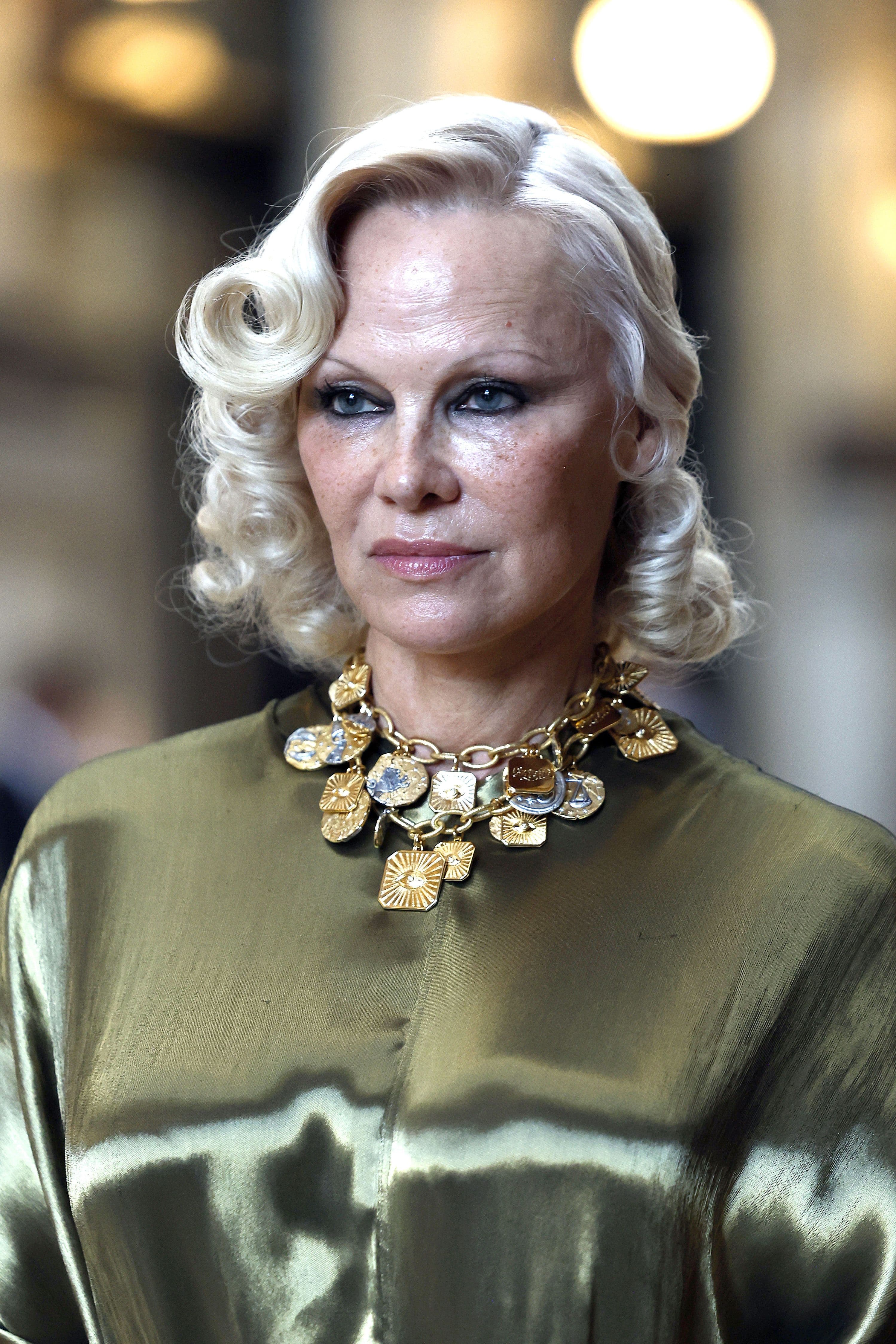 Gli smokey eyes anni ‘90 sono tornati, lo confermano le star e le passerelle, mettendo fine all’estetica clean girl