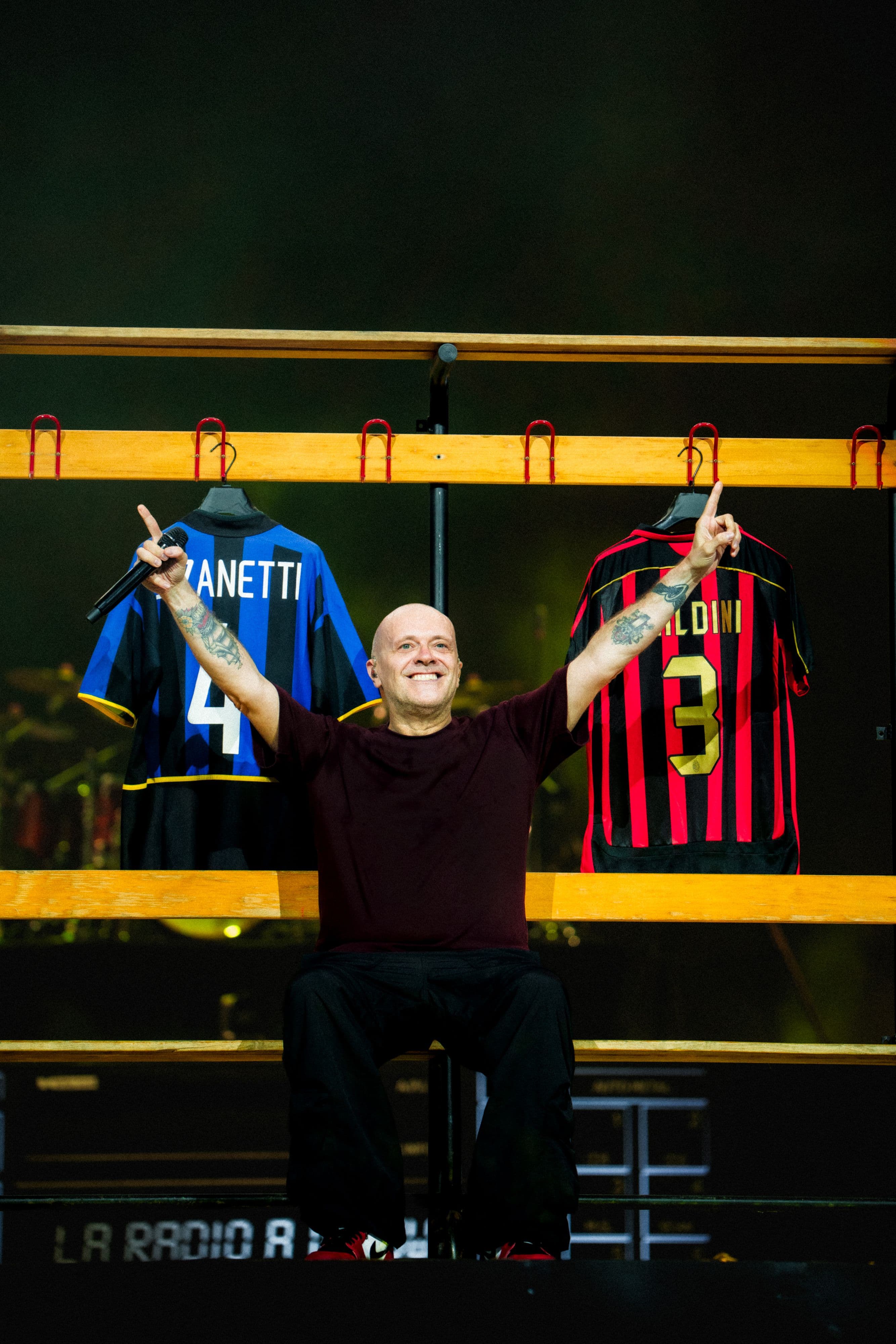 Max Pezzali festeggia il tour più venduto del 2026: «Il segreto dietro al mio successo è la forza della memoria. In futuro porterò nei palazzetti i bar di provincia, il luogo in cui la mia generazione ha imparato a vivere»