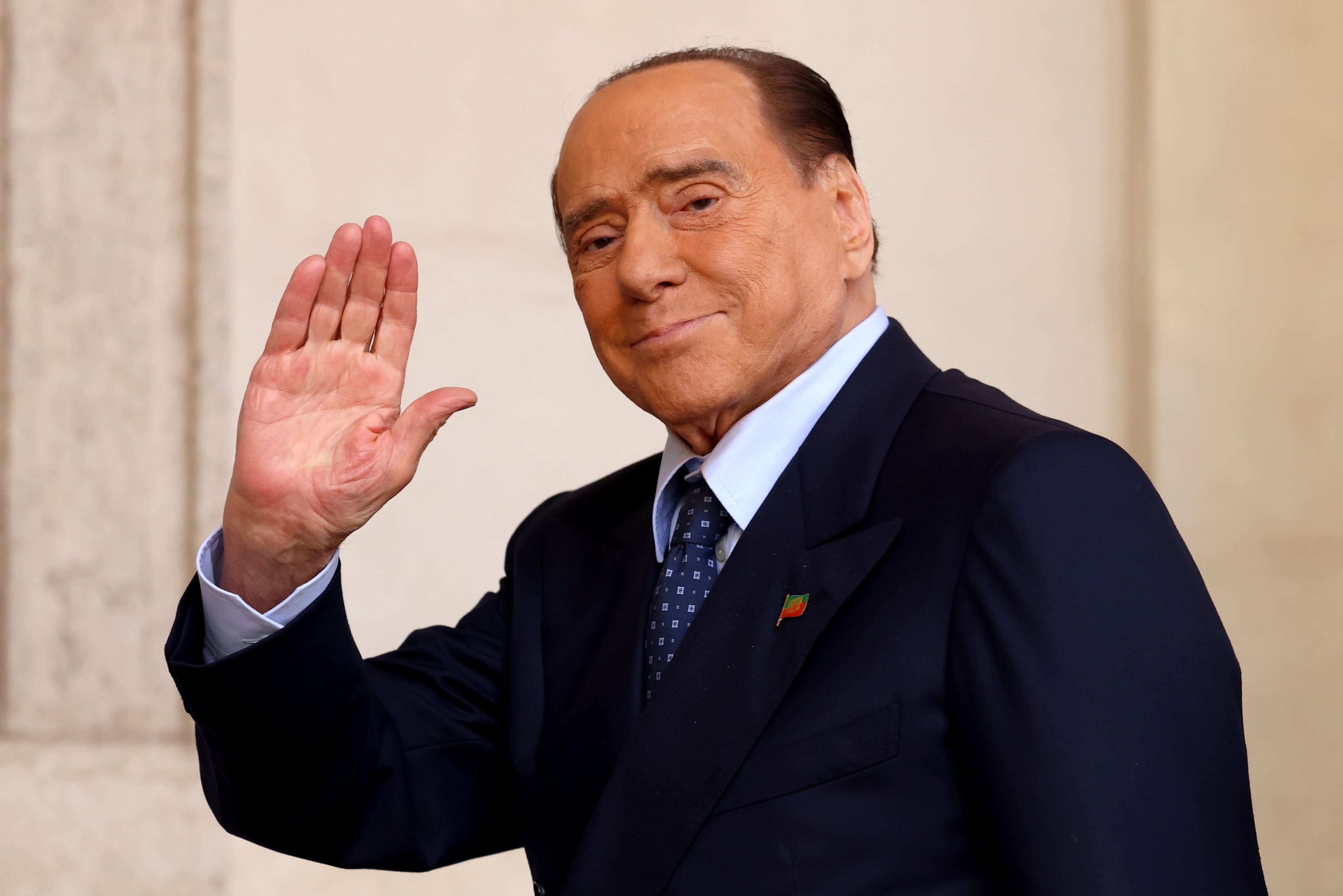 Silvio Berlusconi, la famiglia e gli amici si ritrovano a Villa Certosa per il suo 90esimo compleanno: con Veronica Lario, Luigi, Eleonora e Marta Fascina