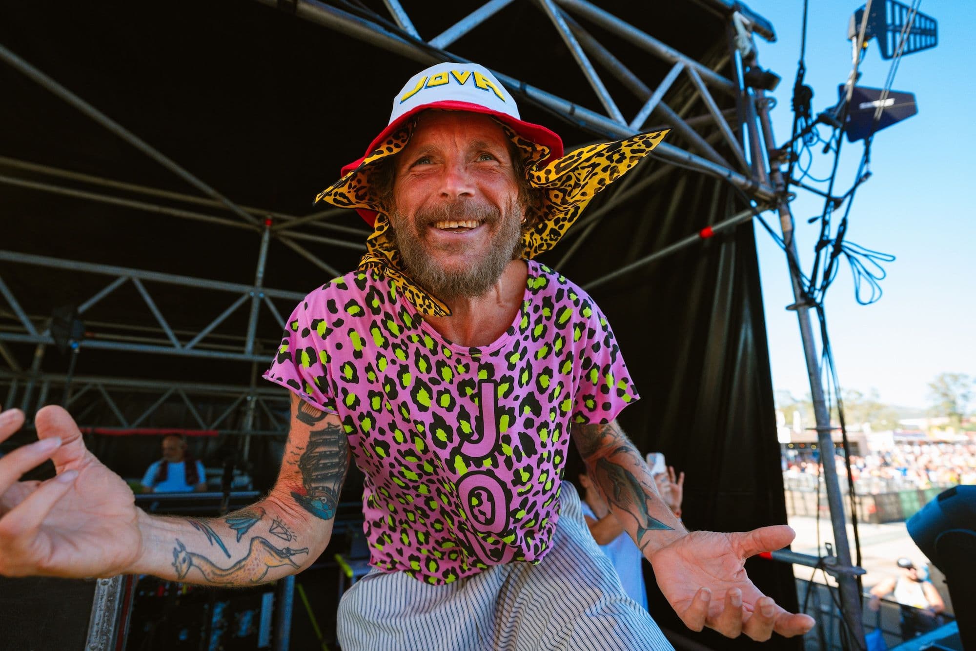 Jovanotti per il primo Jova Summer Party 2026 parla al suo pubblico: «Molti di voi li conosco, siamo cresciuti insieme ed è bellissimo. Mi commuovo facilmente: succedeva a mio padre e ora capisco perché»