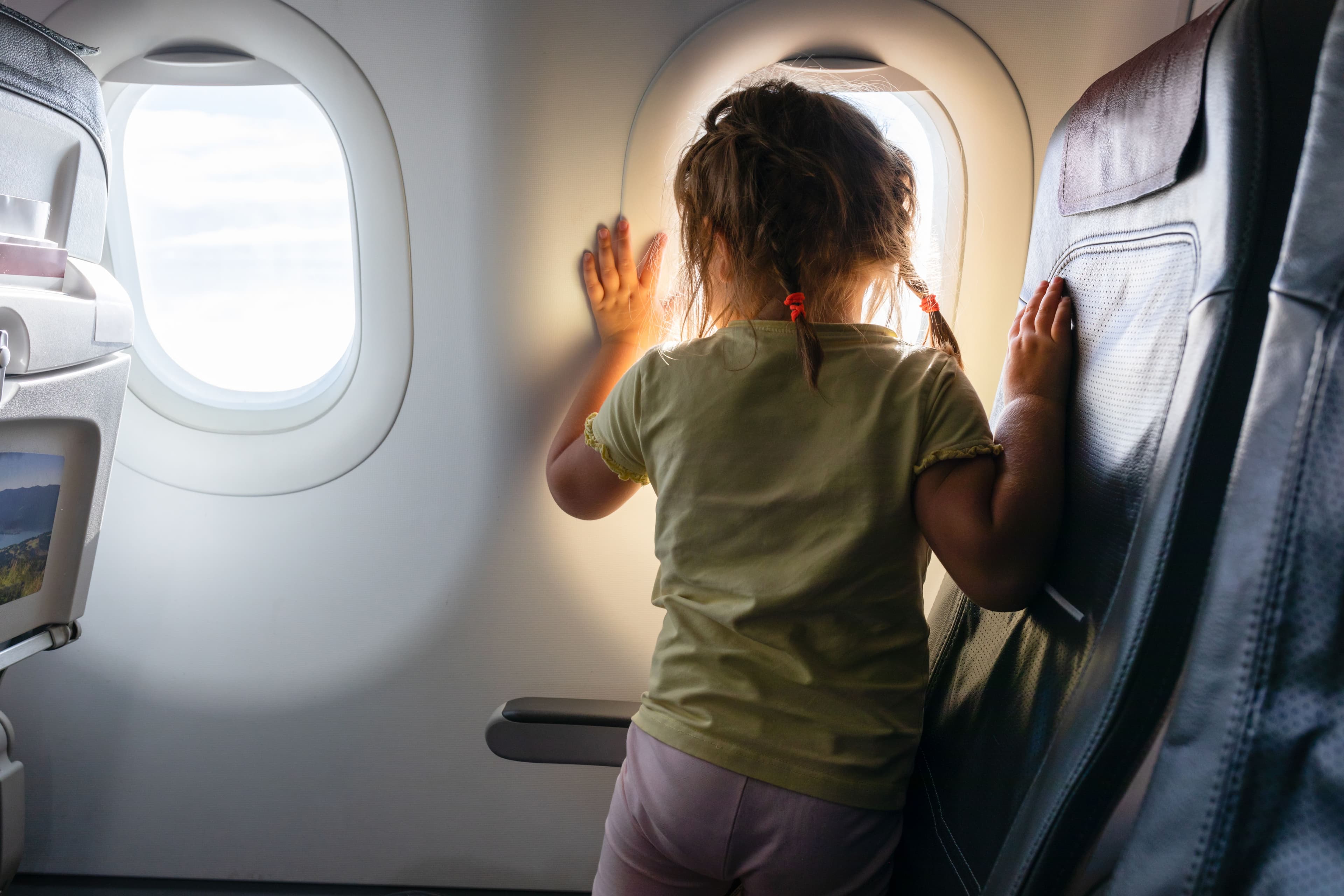 Il caso del bambino che ha fatto cancellare un volo perché non voleva allacciare la cintura