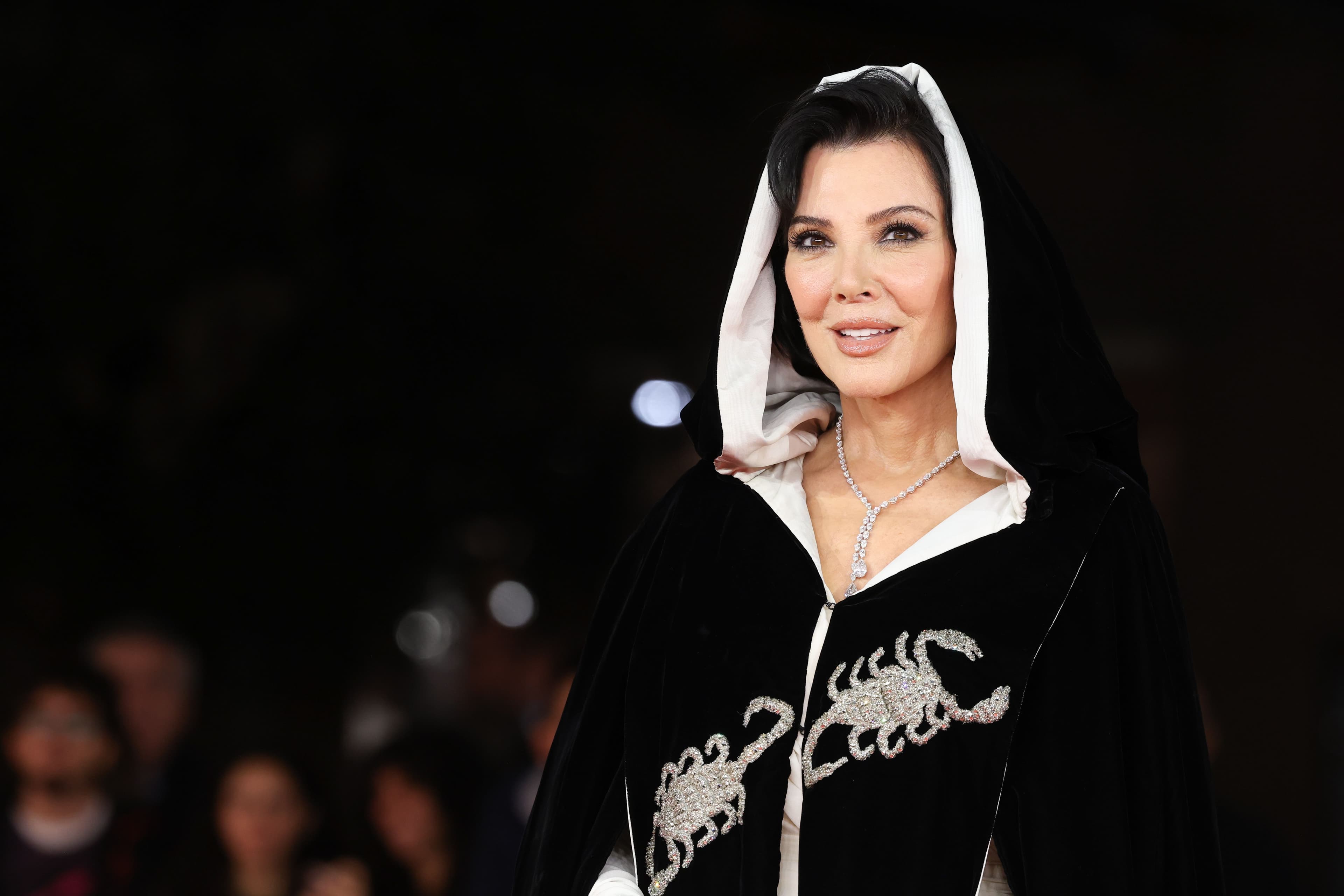 Kris Jenner con il mantello che Elizabeth Taylor indossò al compleanno di Grace Kelly alla Festa del cinema di Roma