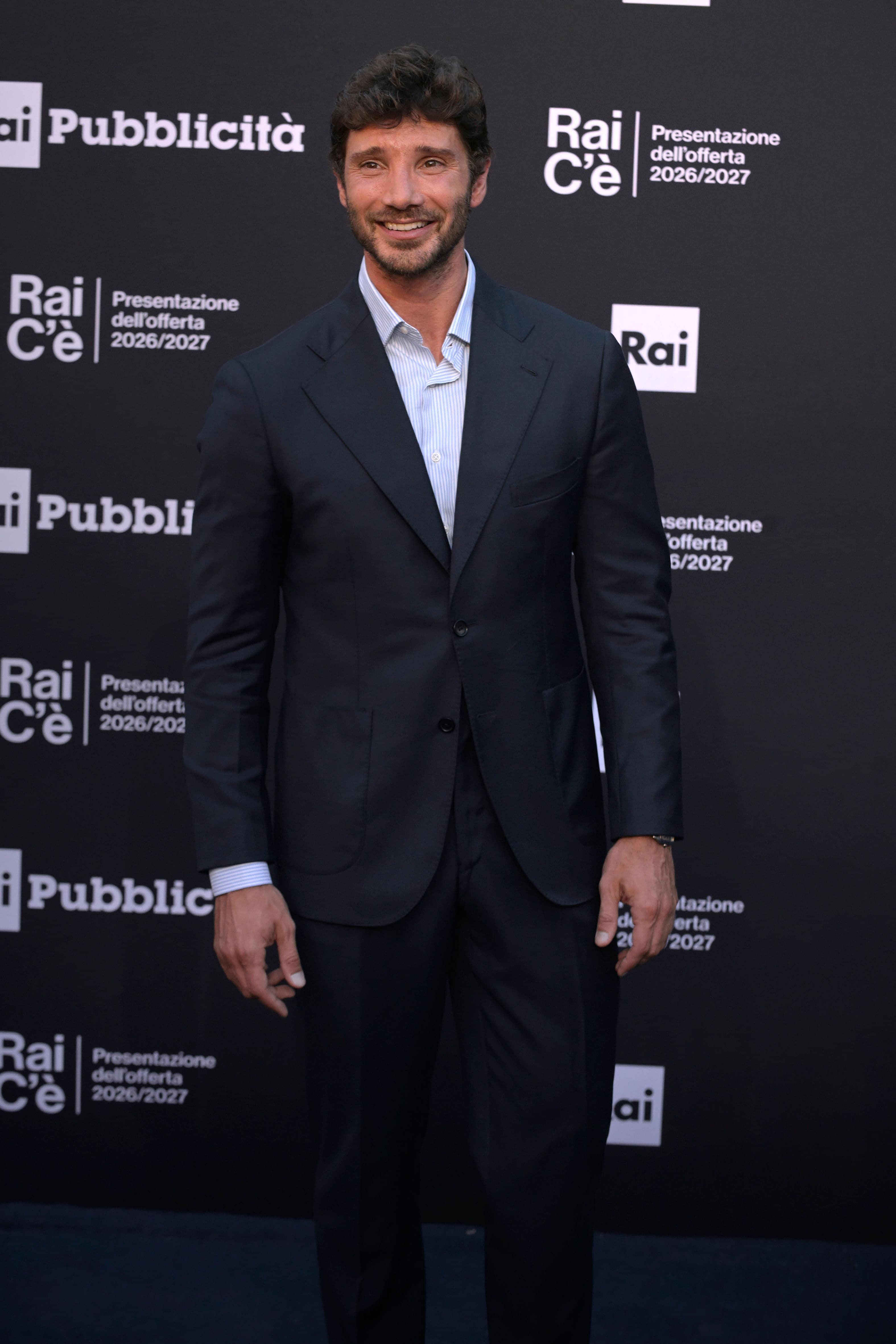 Stefano De Martino riceve il premio più prezioso, che porta il nome del padre: «Non parlava molto, ma c’era. E bastava. È il riconoscimento più bello che potessi ricevere»
