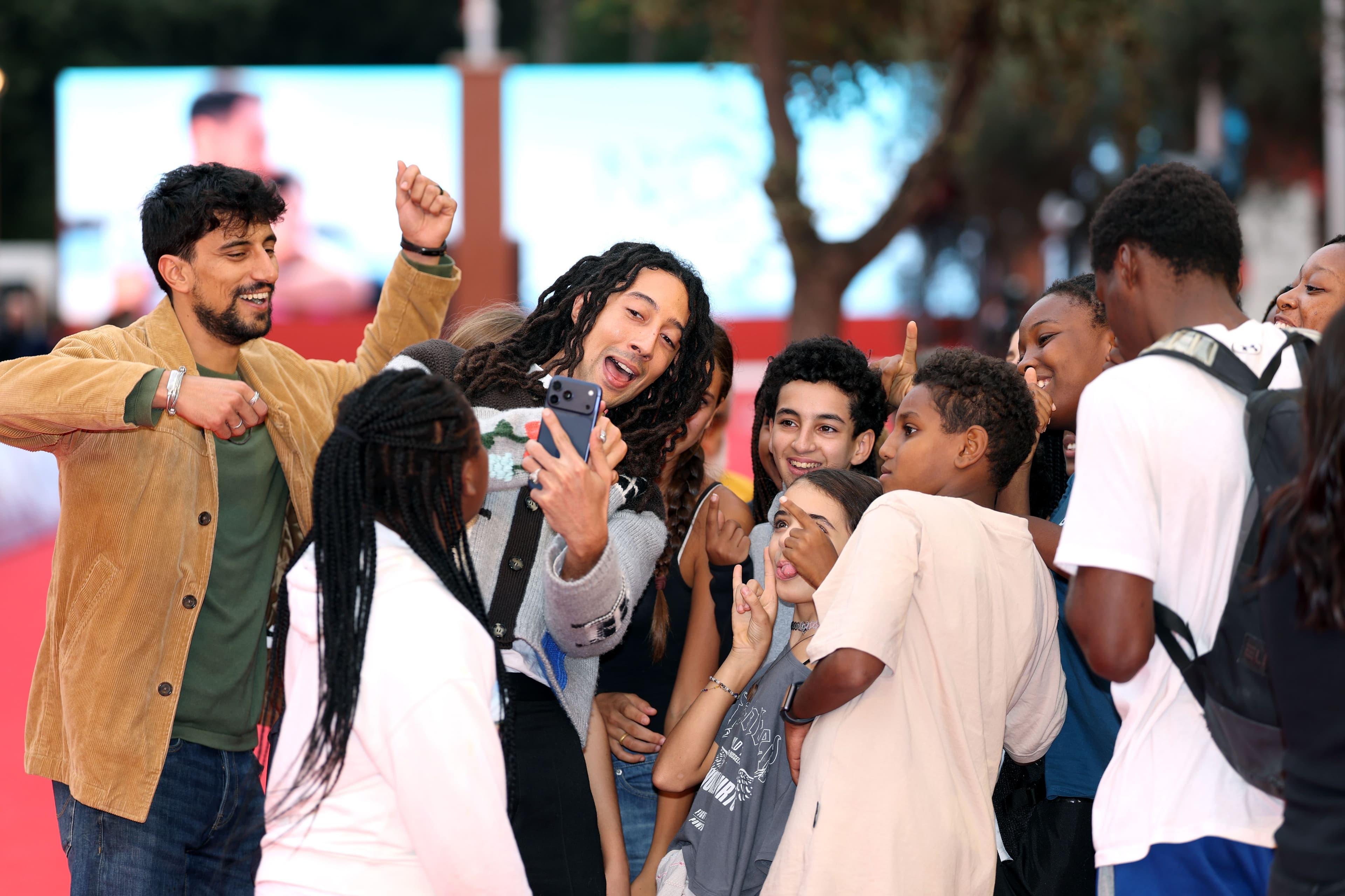 Ghali sugli scontri di Milano: «Non confondiamo chi usa la violenza con chi scende in piazza per chiedere risposte. I giovani cercano risposte da tempo. Dobbiamo ascoltarli»