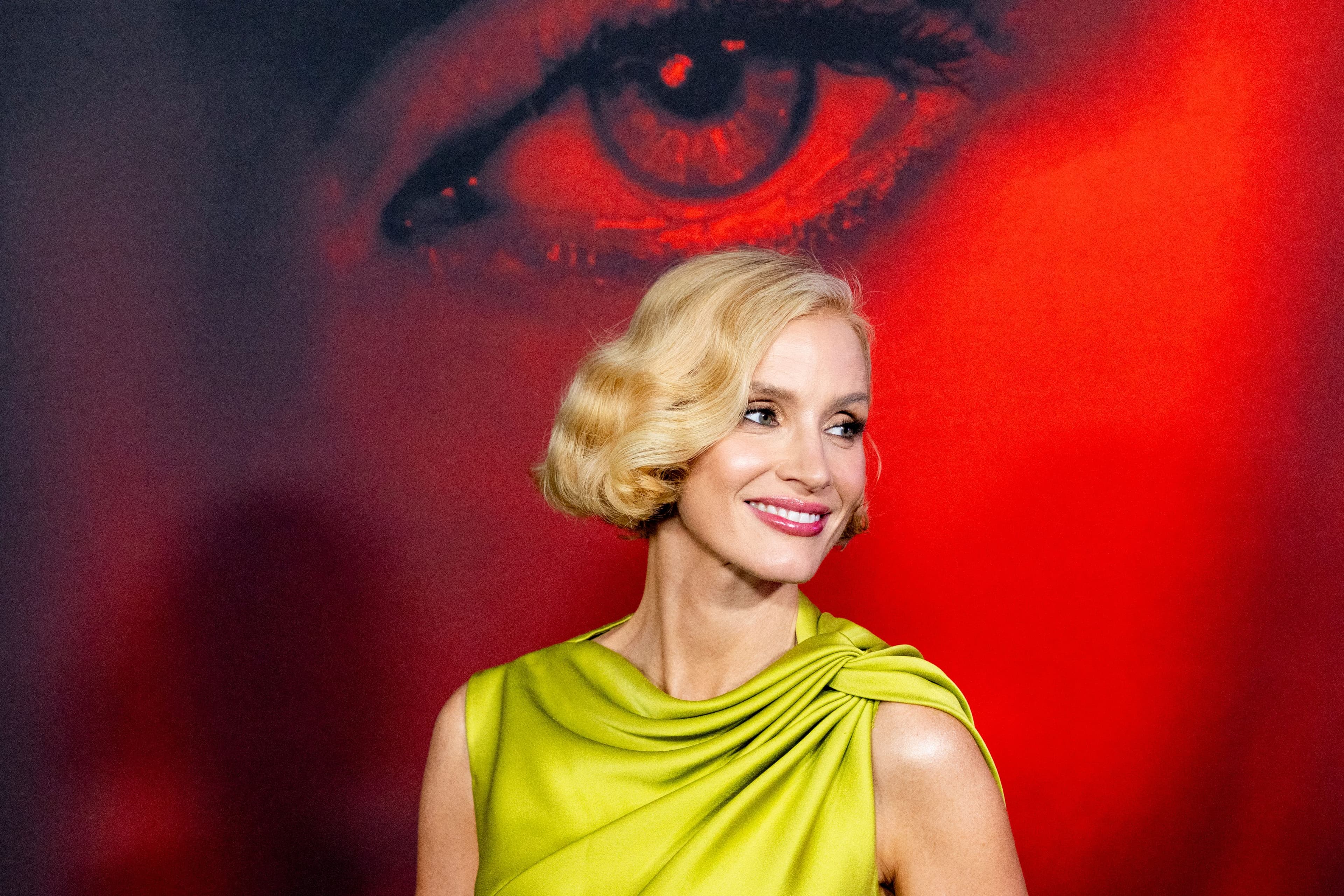 Jessica Chastain sul suo passaggio da rossa a bionda: «Ora, quando sono un po’ più “sfacciata” del solito, la gente mi guarda scioccata. Come se si aspettassero che fossi dolce e riservata»