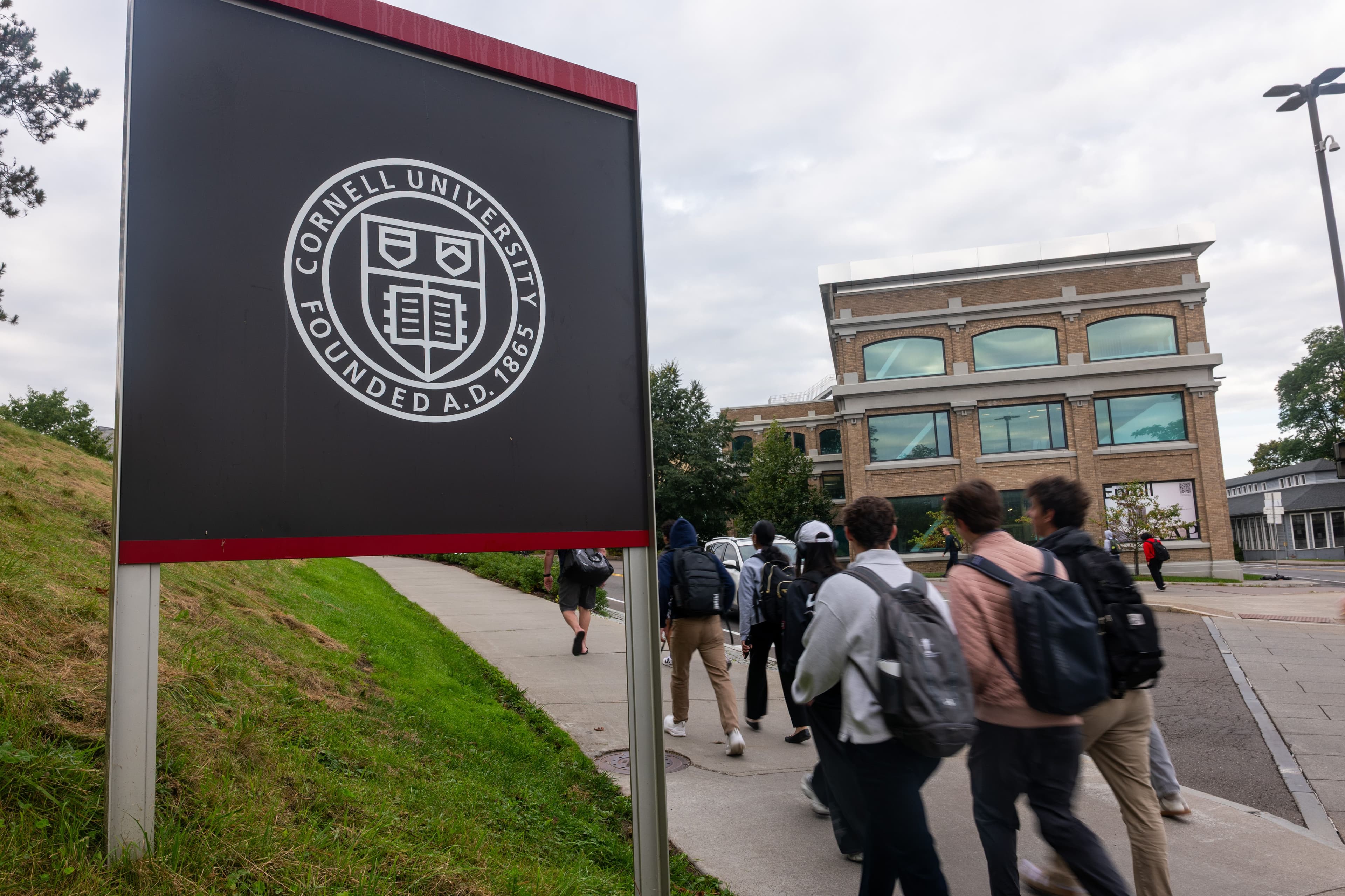 La denuncia di violenza sessuale alla Cornell University e il silenzio dei cinquanta uomini della chat: perché nessuno è intervenuto?