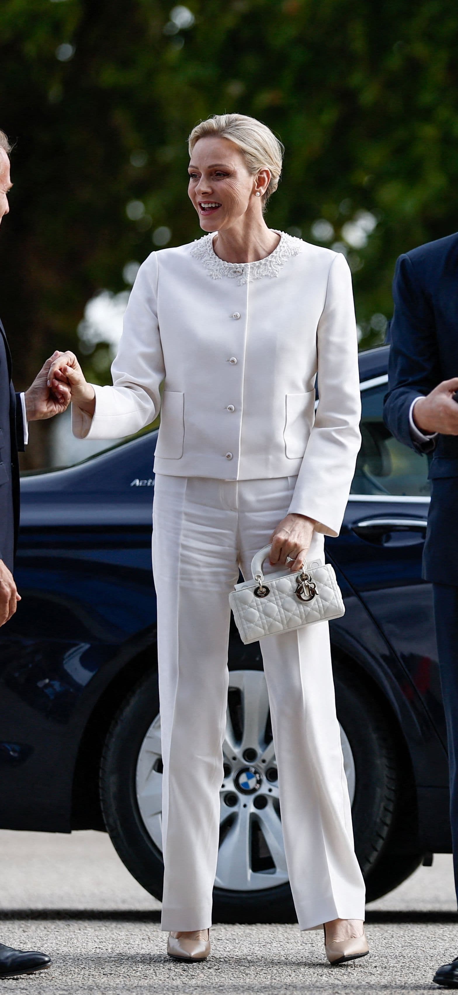 Charlène di Monaco e il «privilegio del bianco» per incontrare Leone XIV. Ma in versione informale