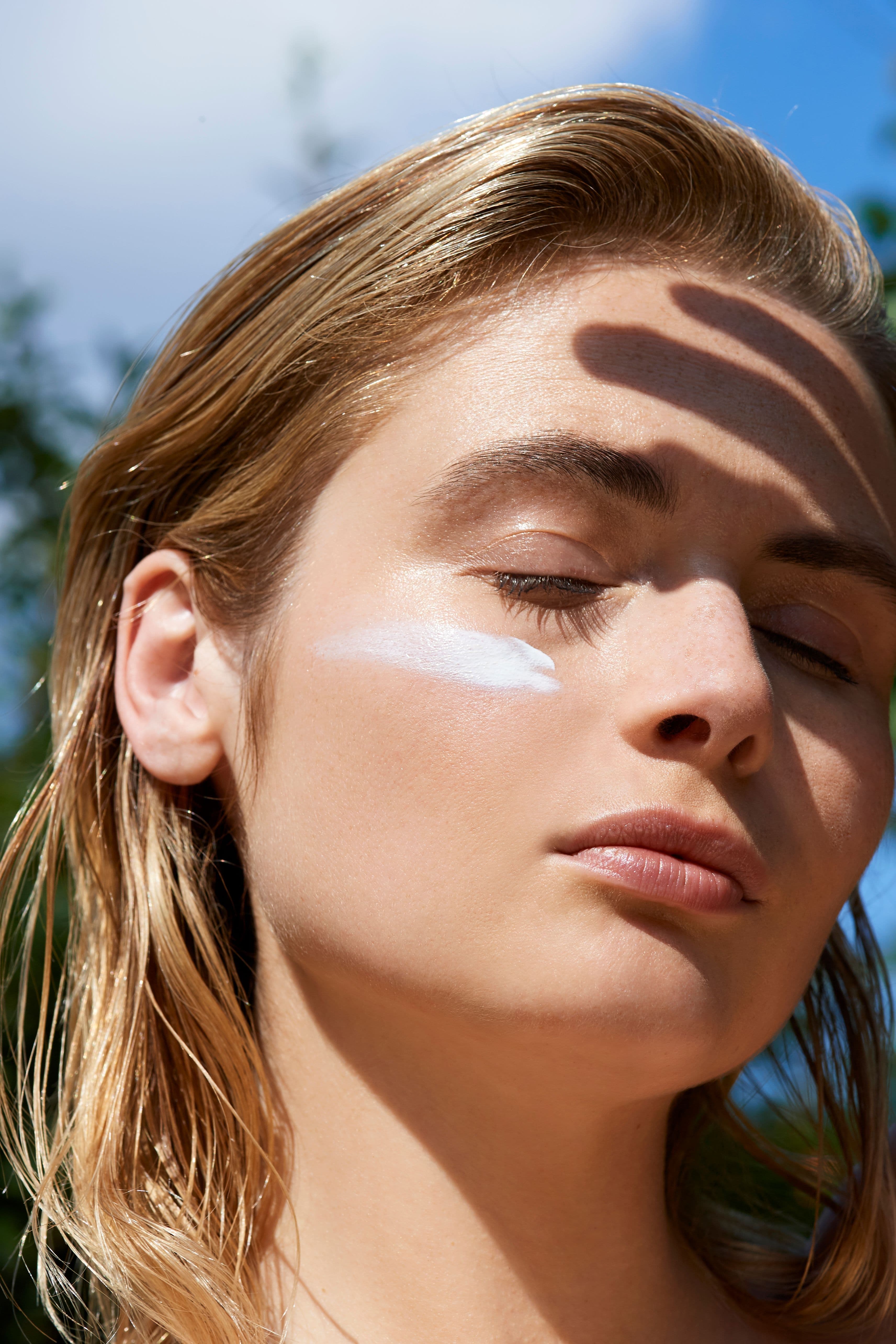 Quanta crema solare applicare sul viso? La «regola delle due dita» secondo i dermatologi
