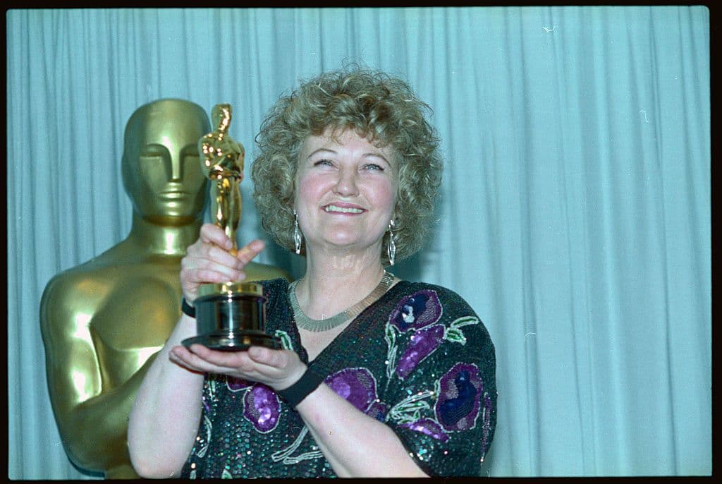 Brenda Fricker: storia dell'attrice premio Oscar morta all'età di 81 anni. Era stata la «signora dei piccioni» di Mamma, ho Perso l'aereo 2