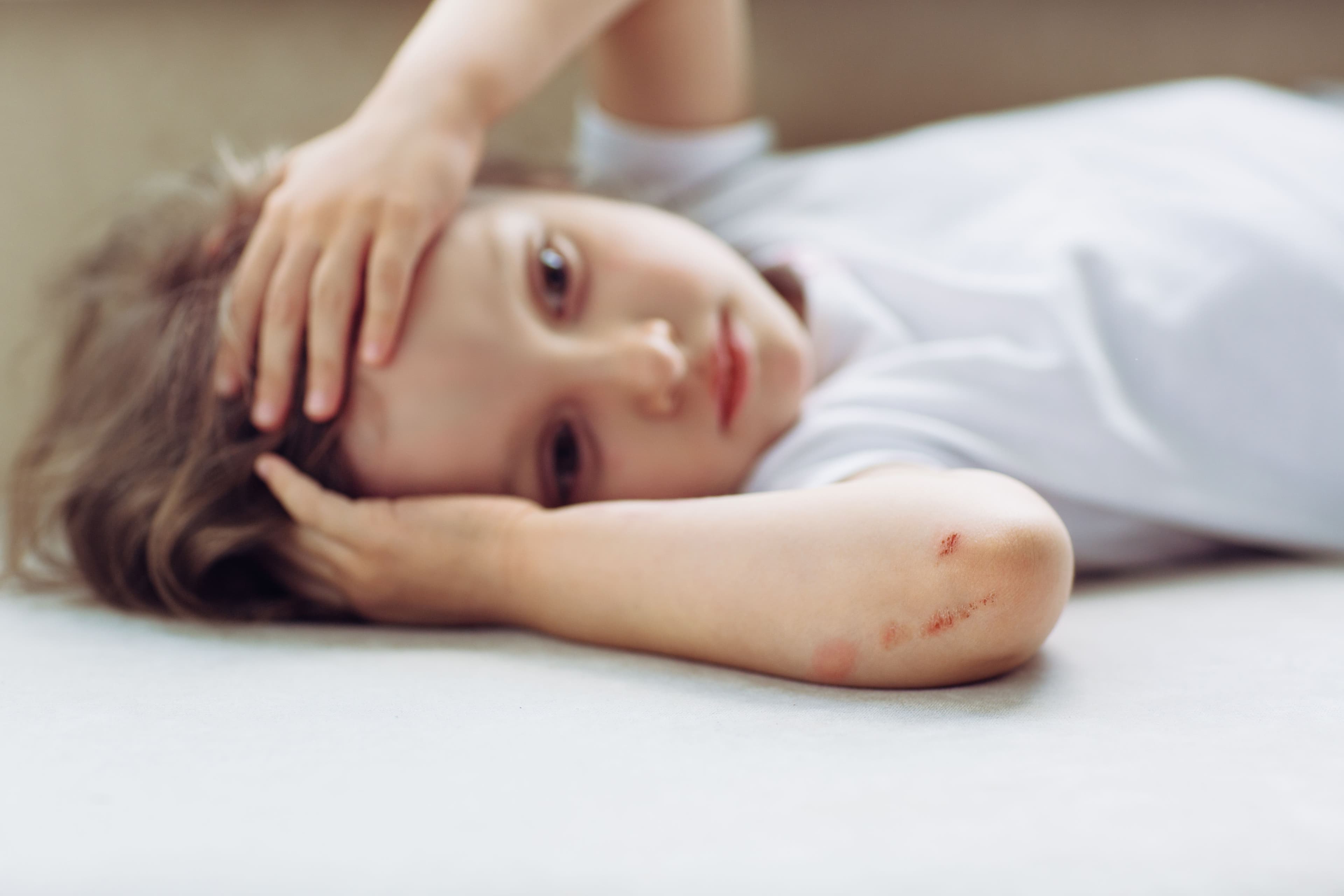 Commozione cerebrale nei bambini: quando sospettarla, i sintomi e perché non va mai sottovalutata