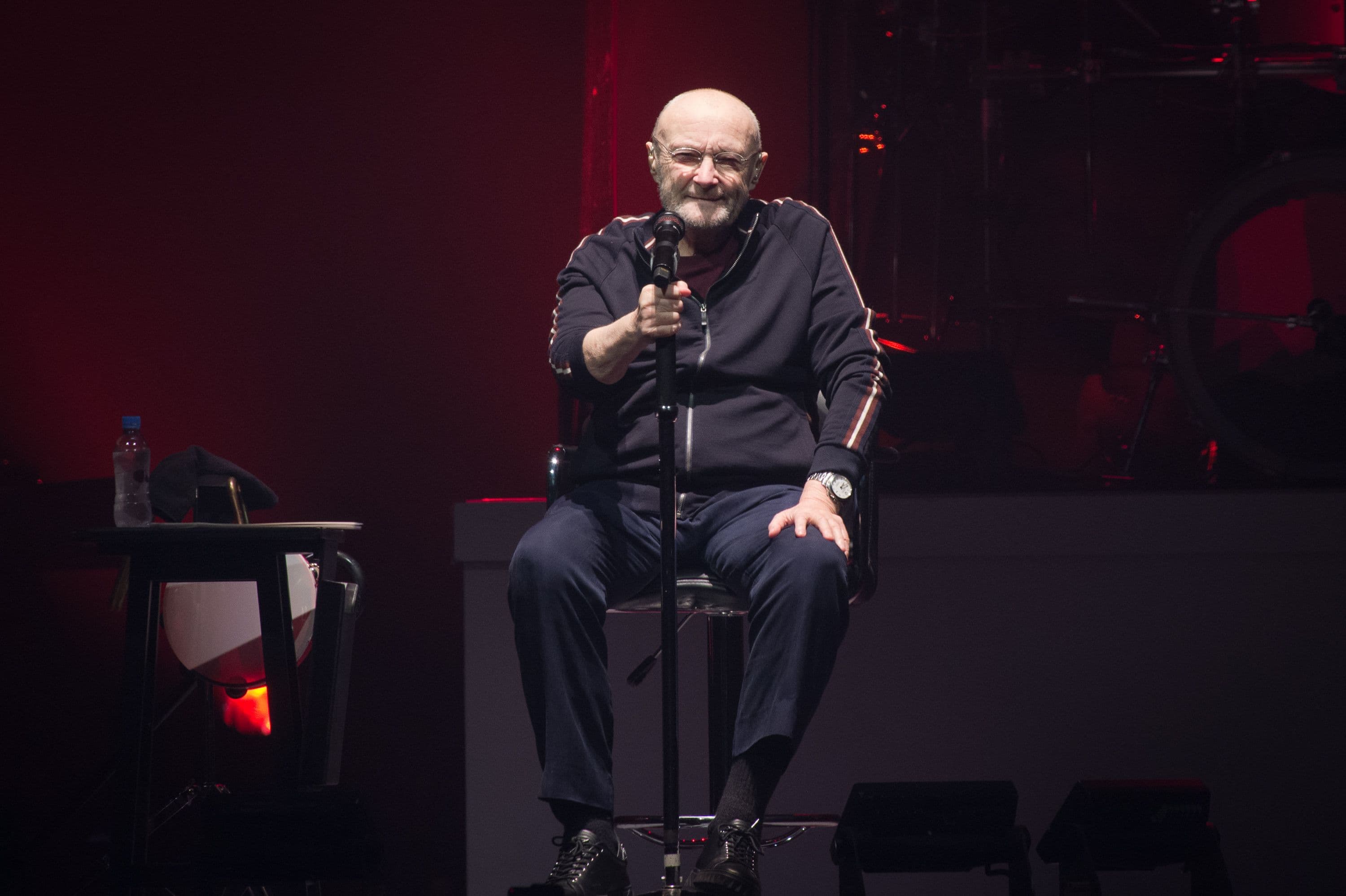 Phil Collins: «Bevevo vino appena sveglio. Nel 2024 sono stato a un passo dalla morte, i miei figli furono chiamati al mio capezzale»