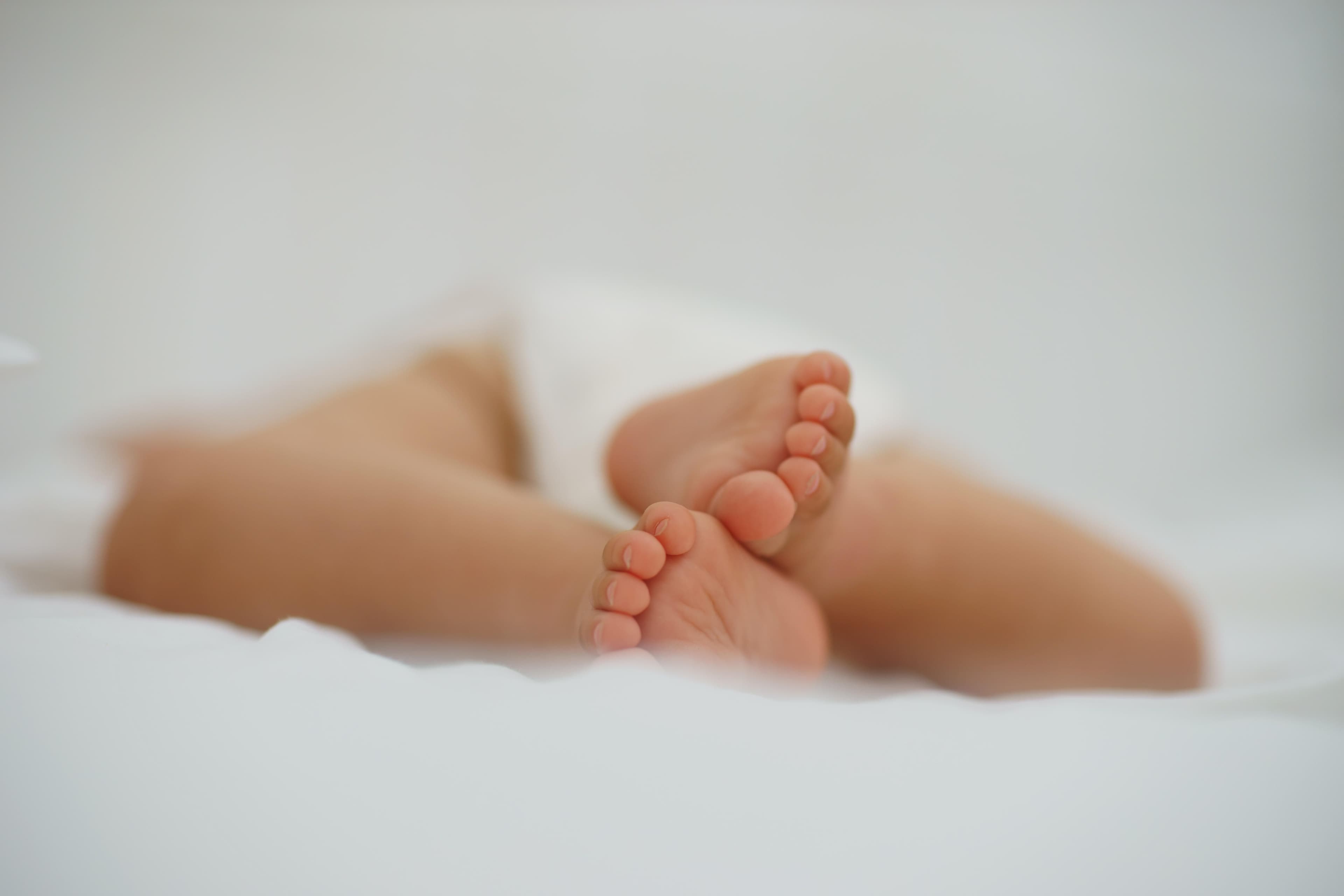 Parto in casa, muore neonata: l'inchiesta aperta e quello che sappiamo sull'accaduto