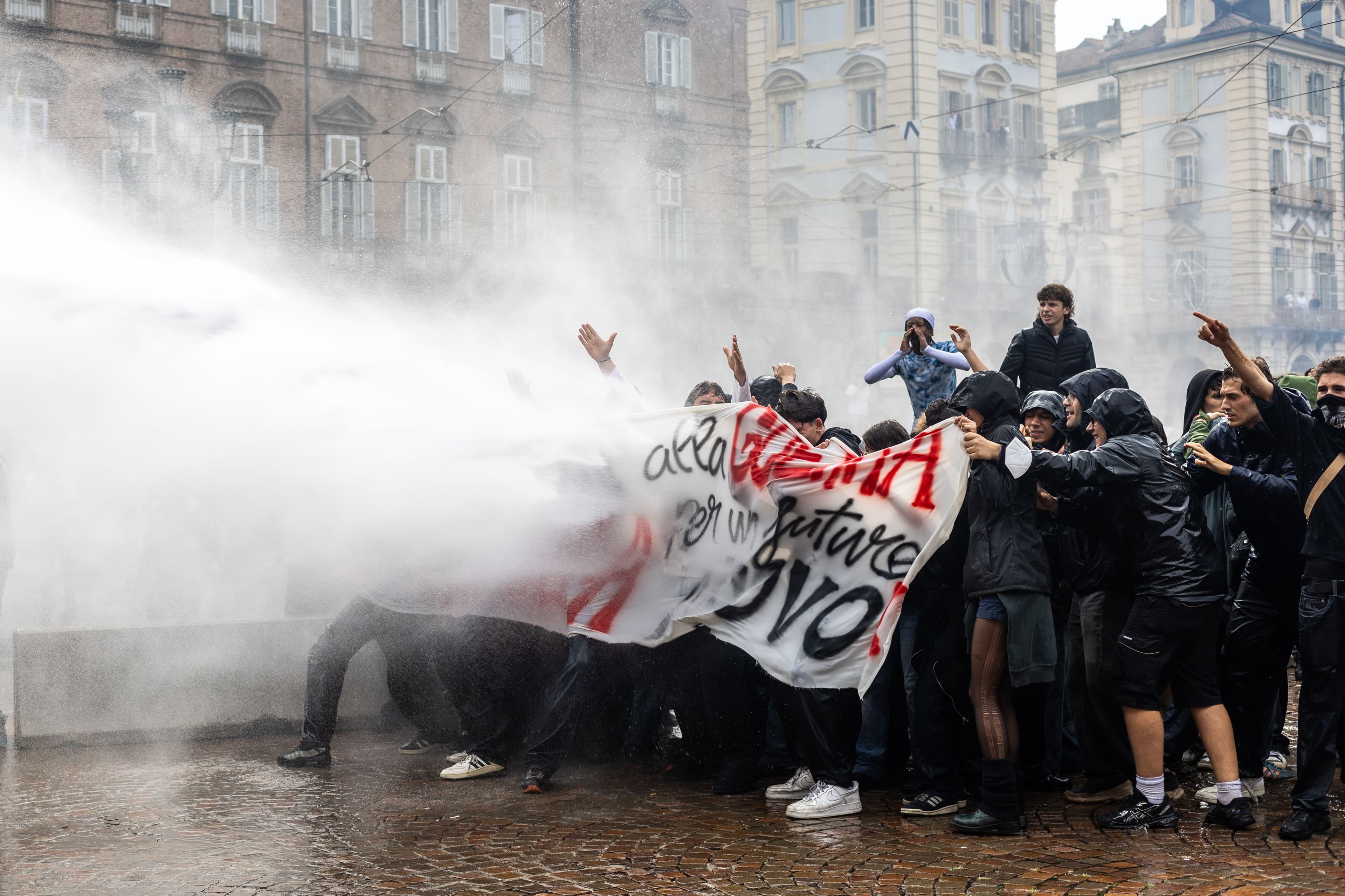 Chi sono questi ragazzi che a Milano, Torino, Bologna hanno assaltato il sabato italiano?