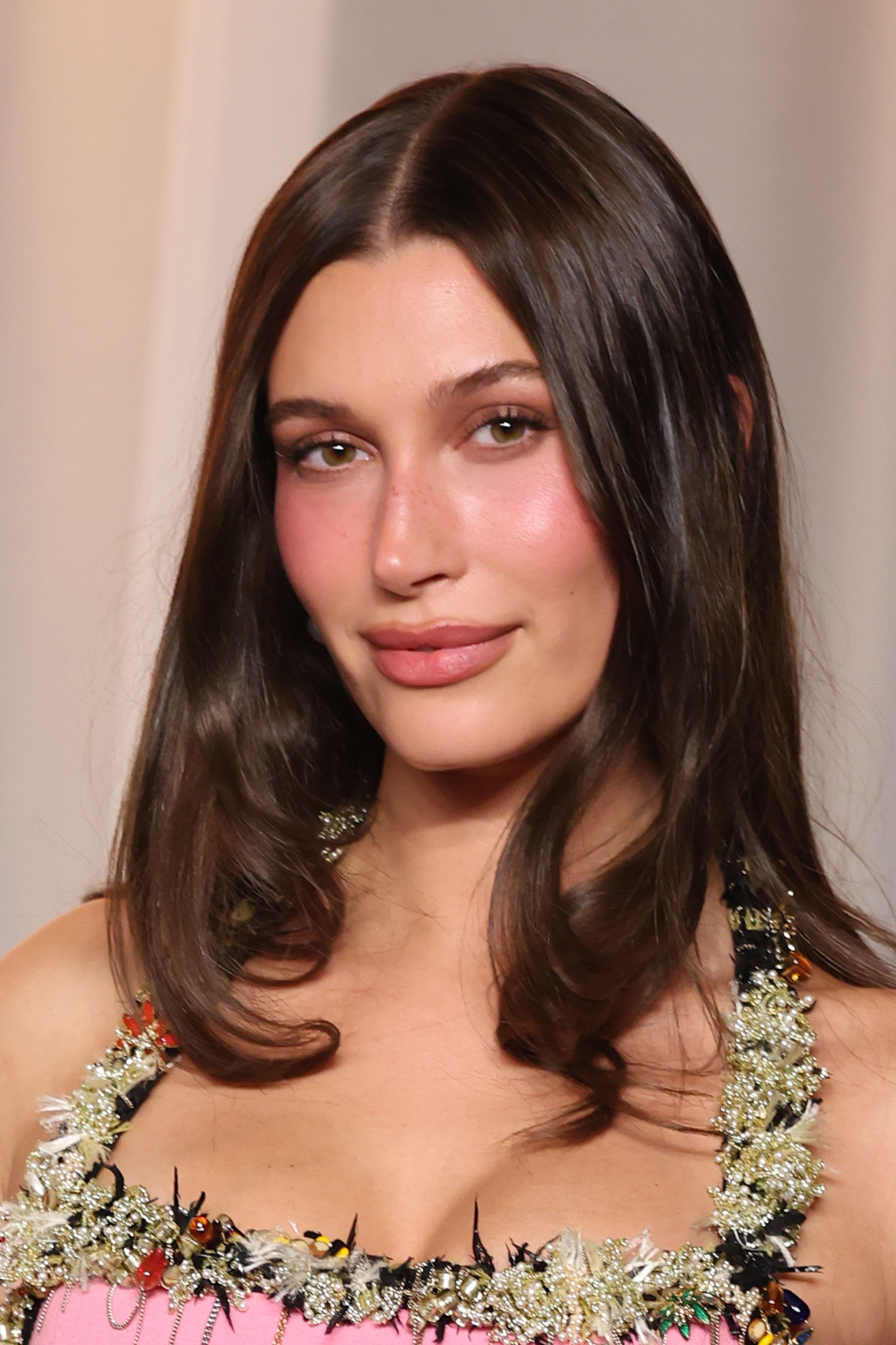 Hailey Bieber spoilera il nuovo capitolo smart aging a firma Rhode