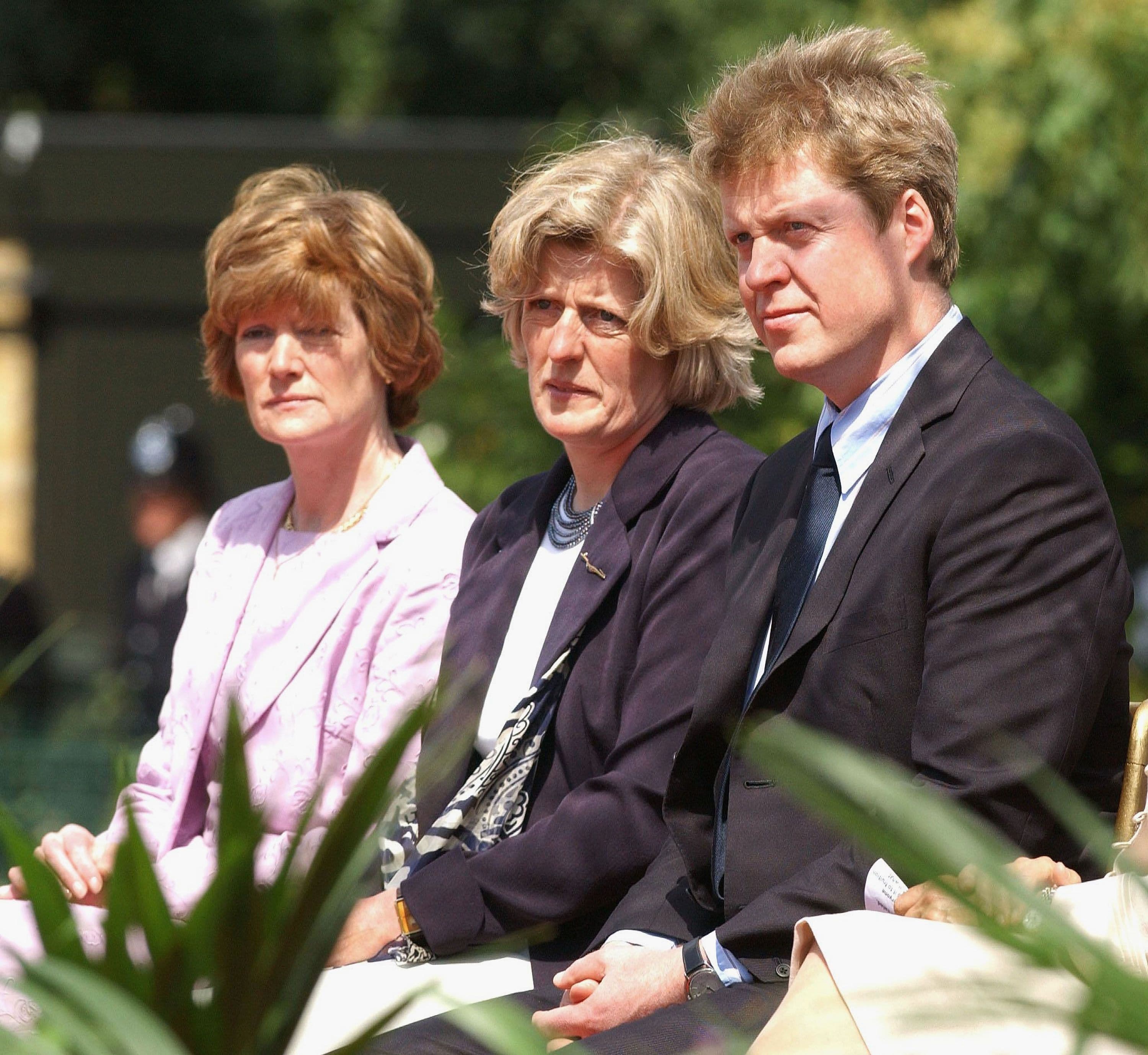 Le sorelle di Lady Diana sarebbero «infastidite» dal libro del conte Charles Spencer, perché riporta a galla «vecchie ferite»