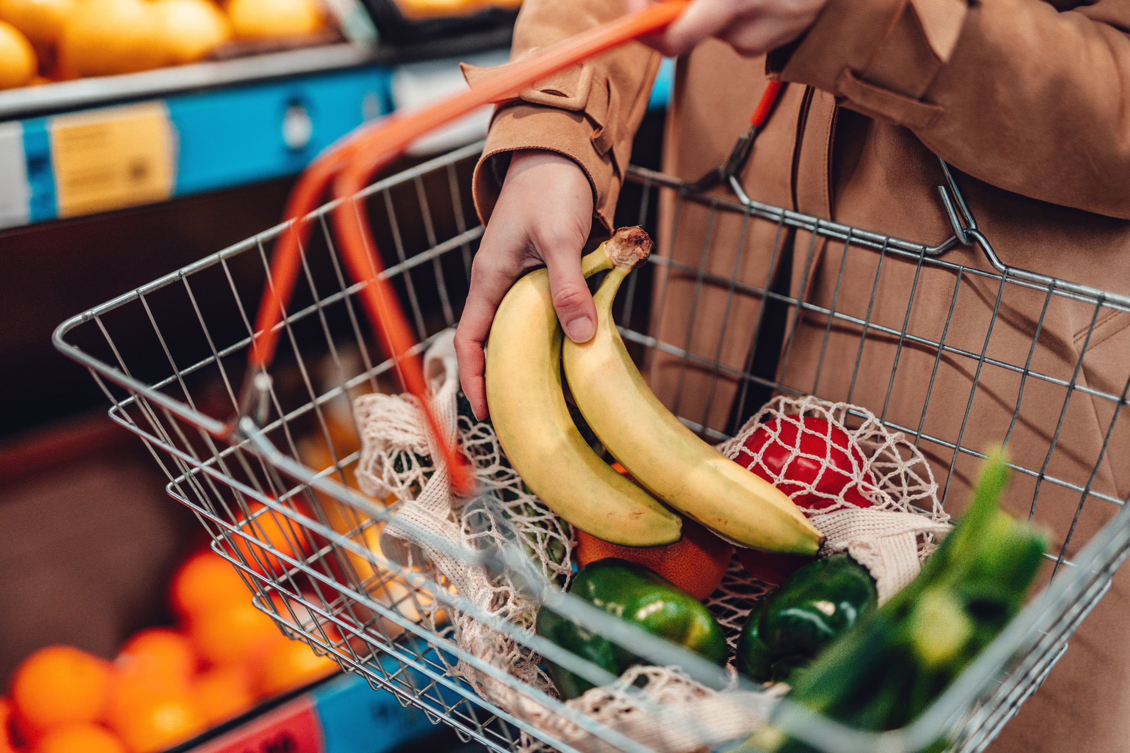 Consumi, gli italiani tagliano il «superfluo»: il mobile nuovo può aspettare, l’auto si cambia solo se serve, ma resistono cibo e animali. L’esperto: «Siamo entrati in una fase di prudenza permanente»