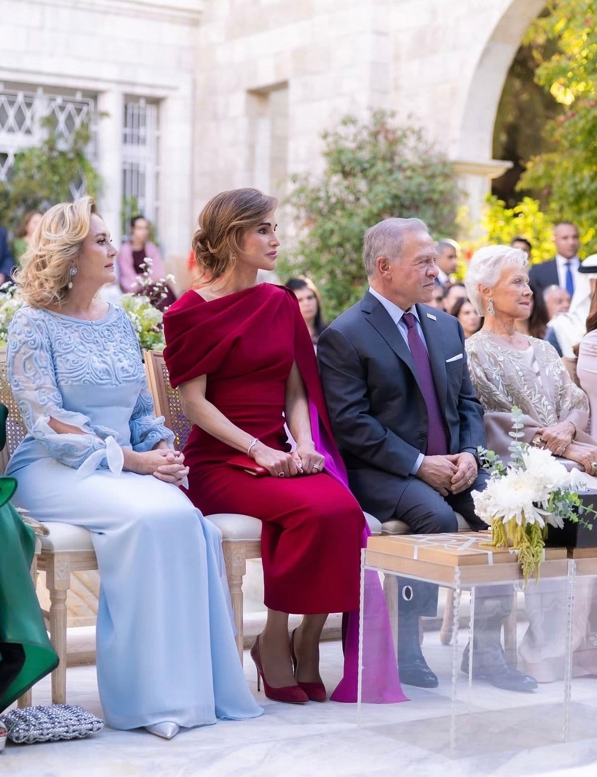 La principessa Sarah bint Faisal di Giordania si è sposata con Ali Murabet Al-Sawaf, alla presenza della regina Rania e di re Abdullah II: il ritratto degli sposi