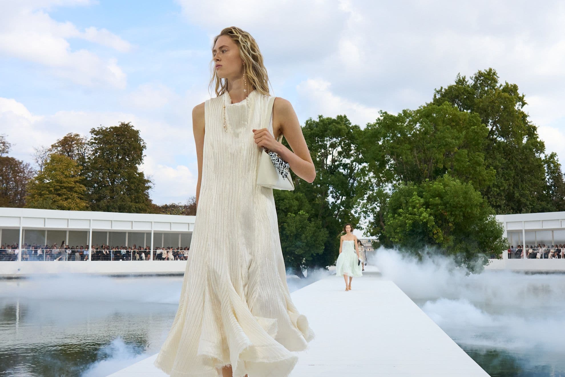 Da Dior, Jonathan Anderson coltiva la sua vena floreale. Il lusso sta forse diventando «vegetale»?