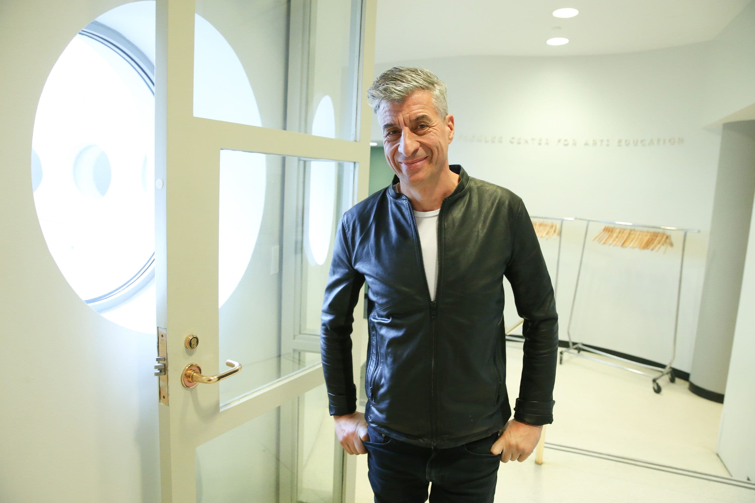 All'asta l'opera Windows 2025 donata da Maurizio Cattelan all'Istituto Mario Negri. Sosterrà la ricerca sulle malattie rare non diagnosticate