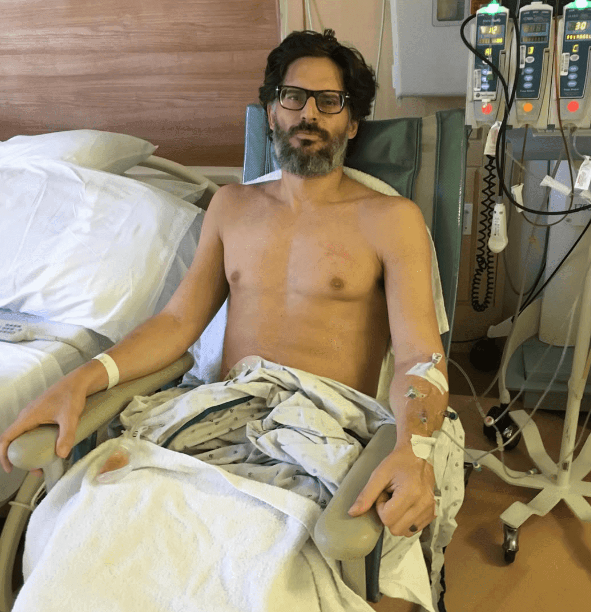 Joe Manganiello mostra le foto della sua lunga battaglia contro una misteriosa malattia autoimmune: «In sette anni ho sfiorato più volte la morte»