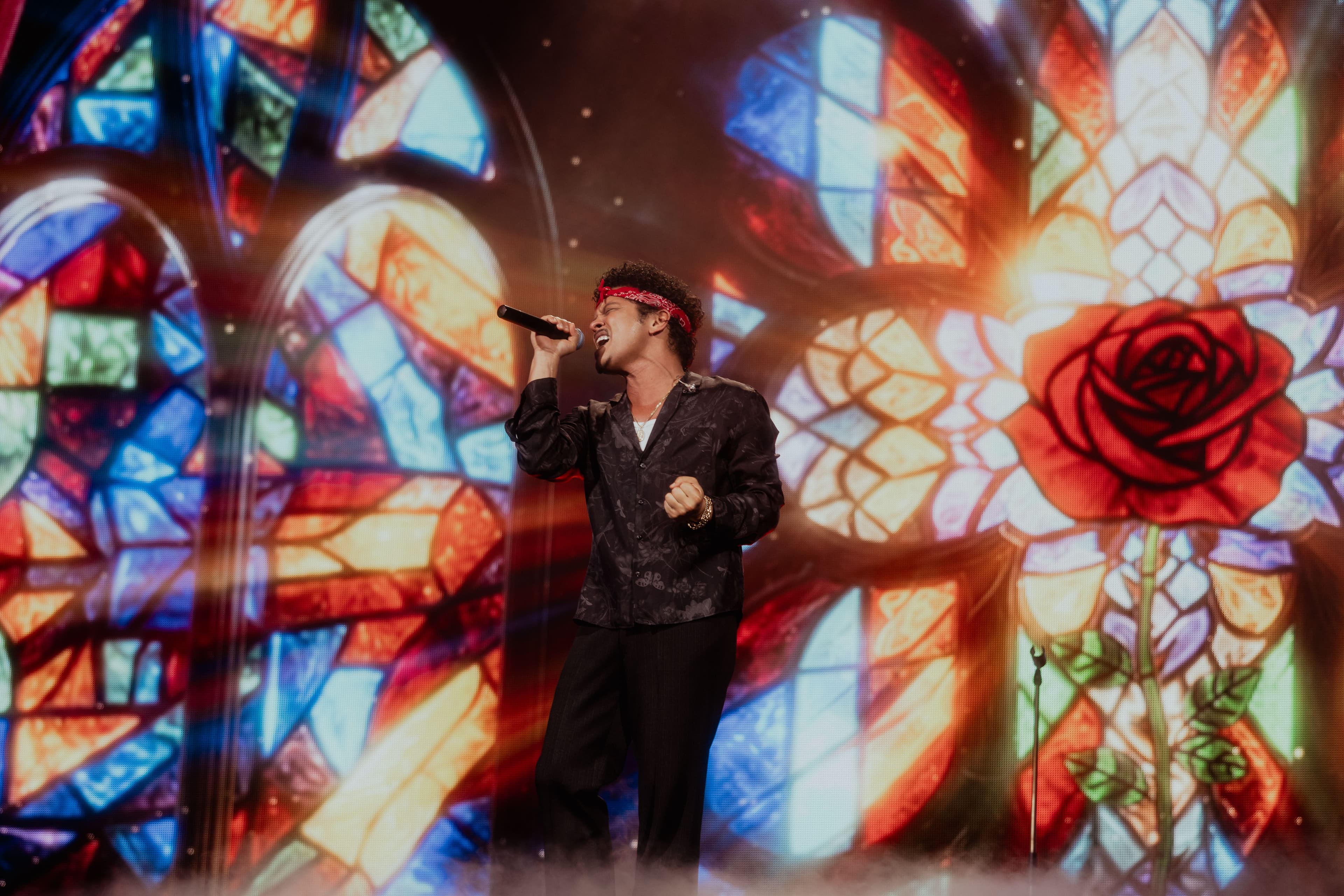 Bruno Mars prega in una cattedrale, poi si prende San Siro: dacci oggi il nostro spettacolo quotidiano