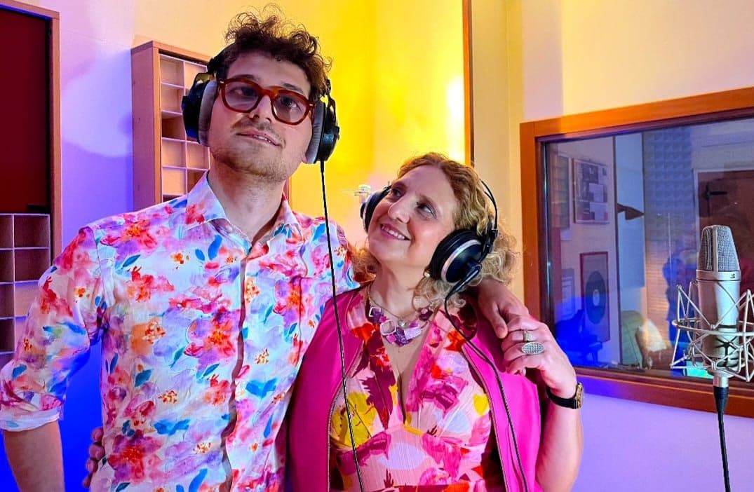 La mamma di MagoS, cantante con autismo: «Simone mi ha insegnato che la felicità non arriva sempre dalla strada che avevamo previsto»