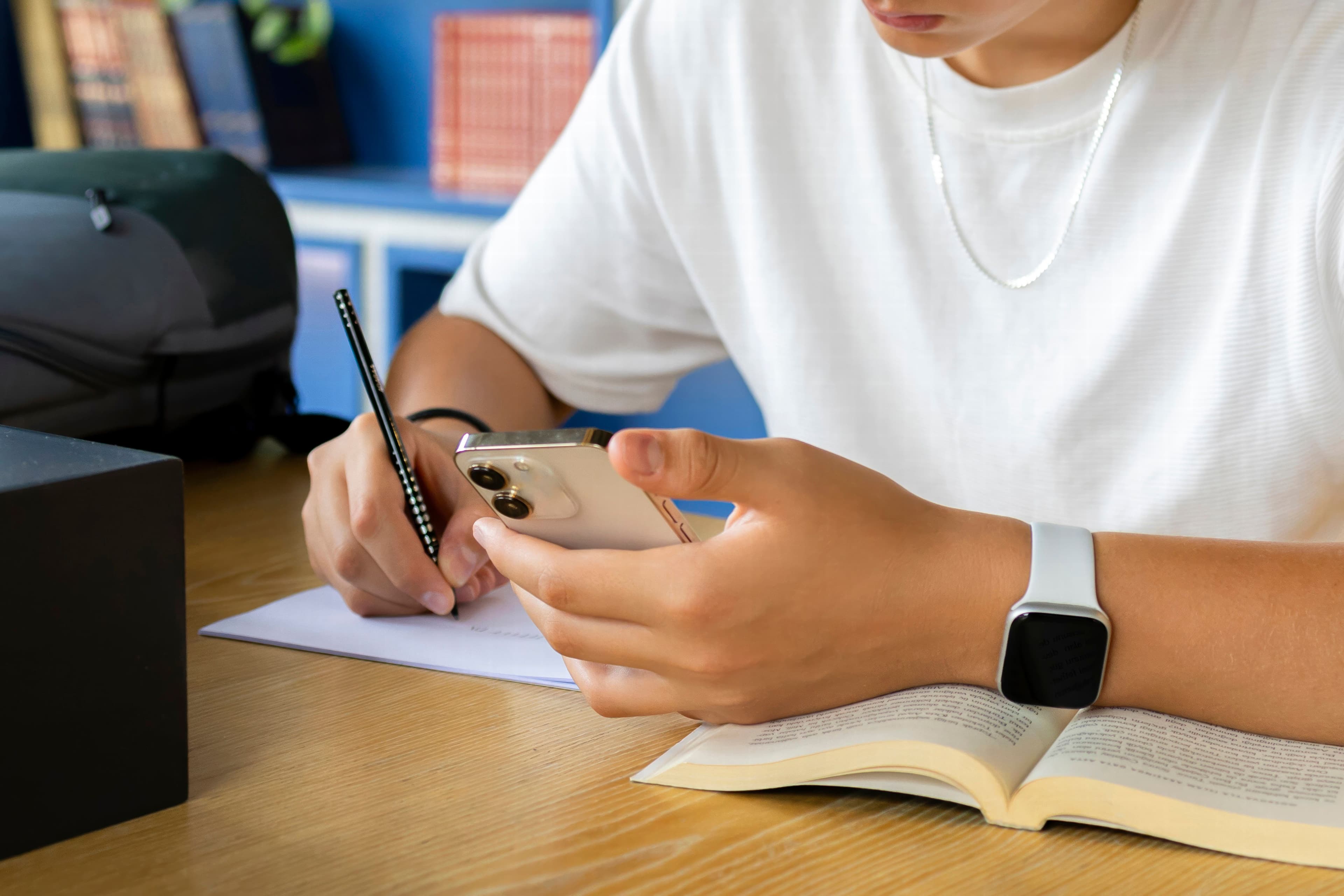 La Danimarca dichiara guerra ai compiti scritti dall’intelligenza artificiale: «ChatGPT non deve sostituire il pensiero degli studenti»