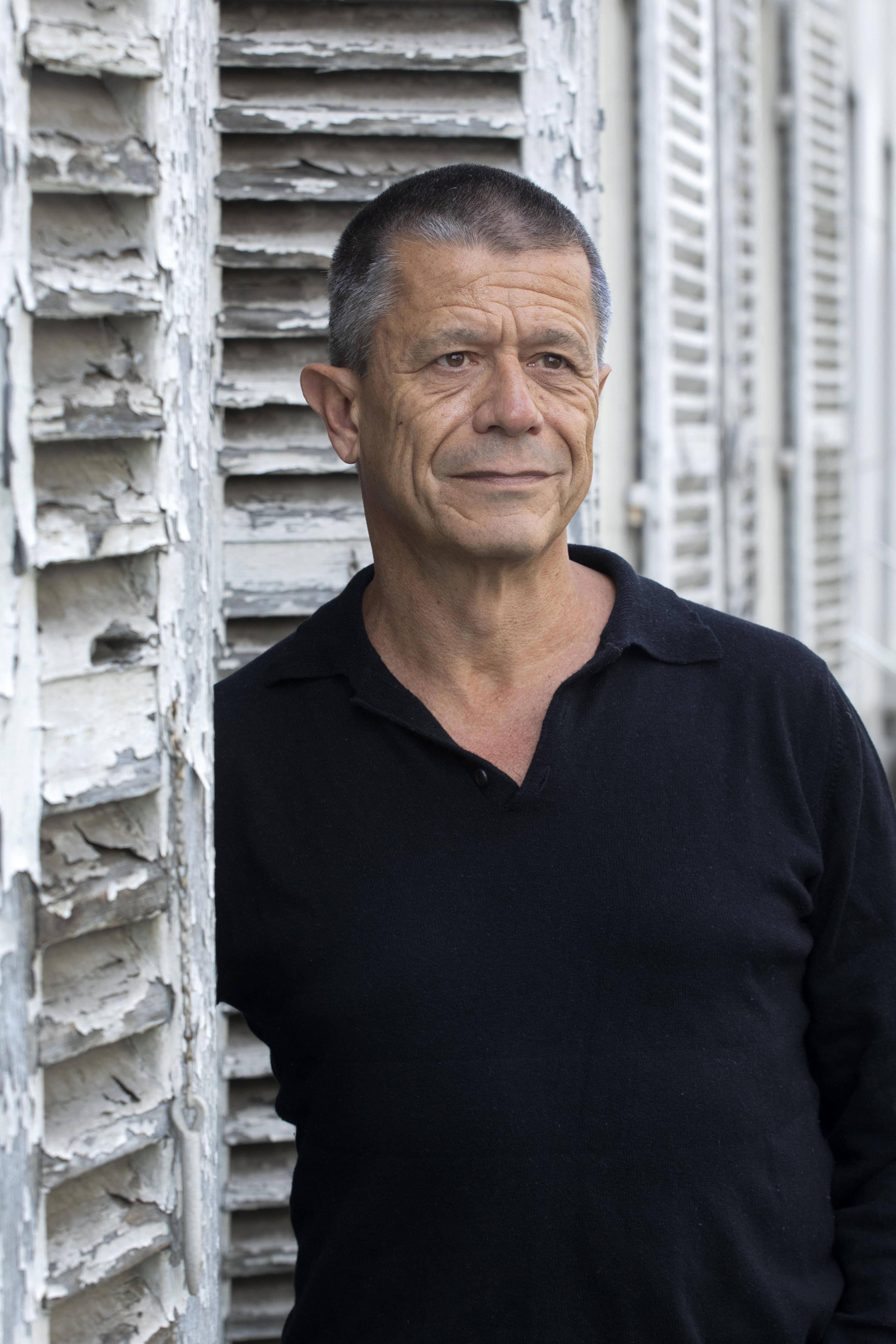 Il caso letterario che avete lasciato indietro: perché Kolchoz di Emmanuel Carrère è il libro da recuperare quest'estate