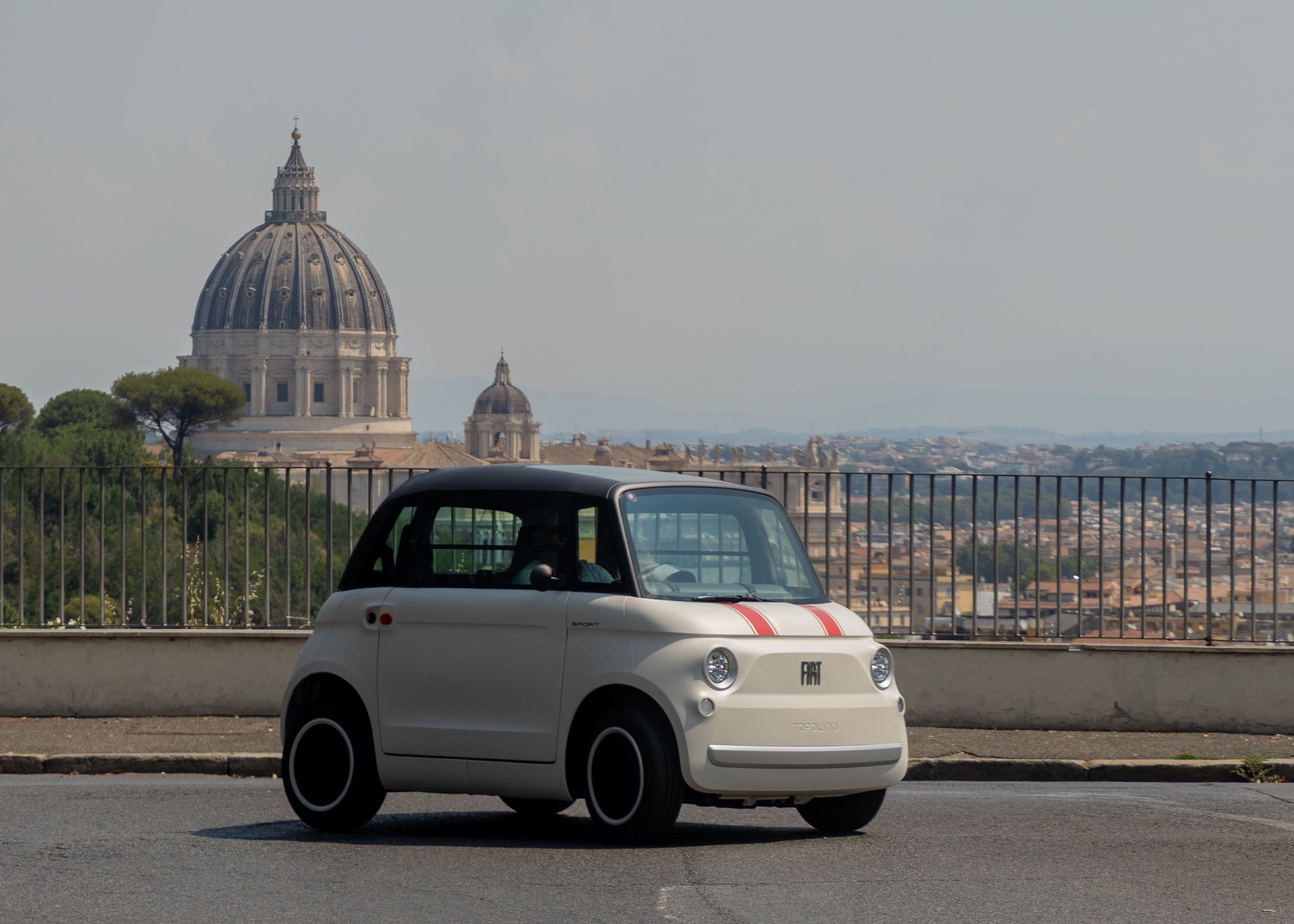 Fiat Topolino, la sfilata nei Giardini Vaticani è un omaggio alla micromobilità